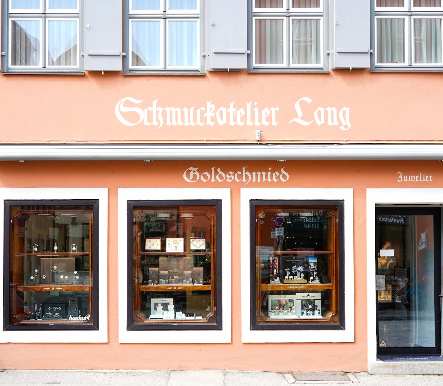 Aussenansicht des orangenen Hauses mit Schaufsntern (Ladengeschaeft) von Schmuckatelier Lang in Dinkelsbuehl