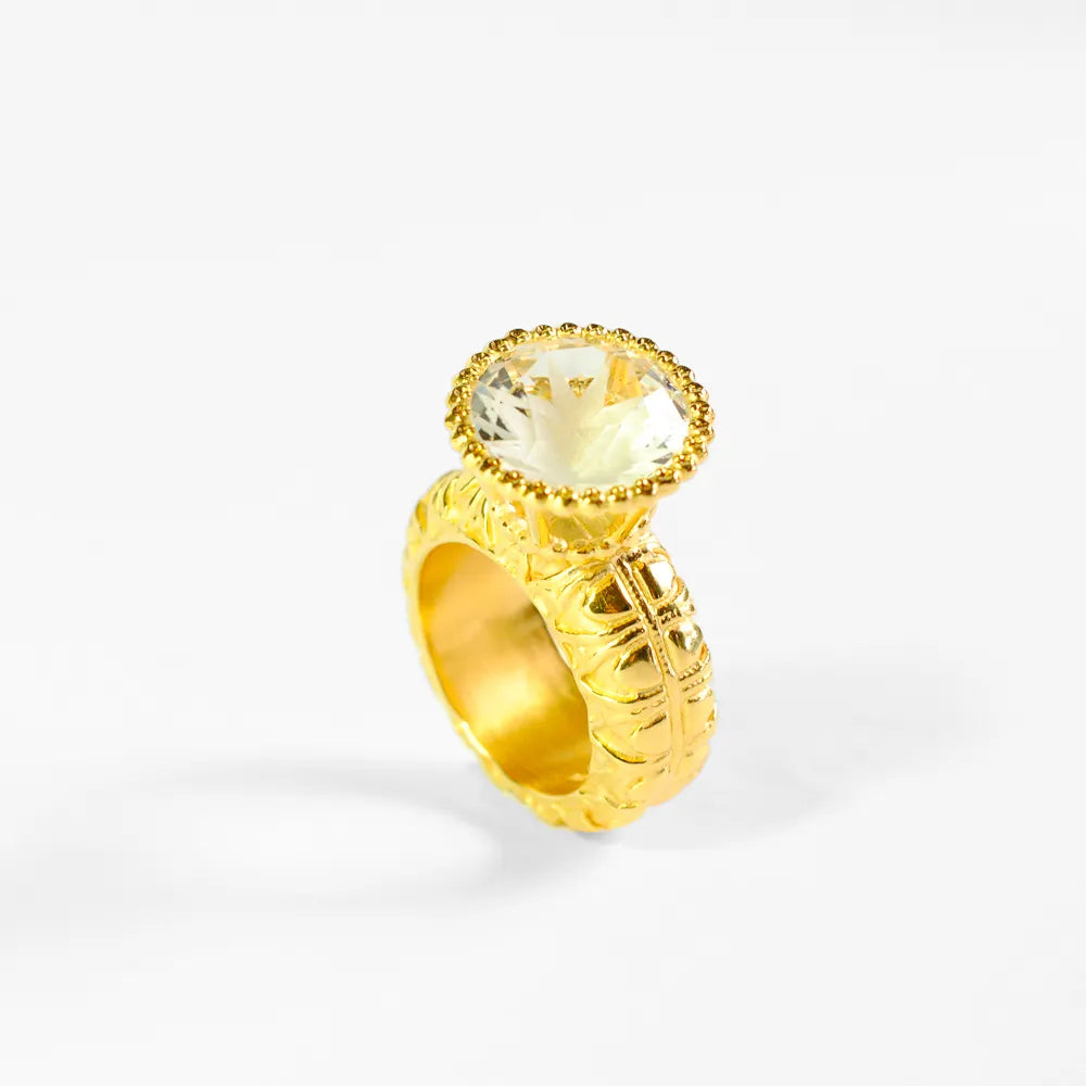 Opulenter goldfarbener Ring von Barbara Haas Design mit zentralem Stein