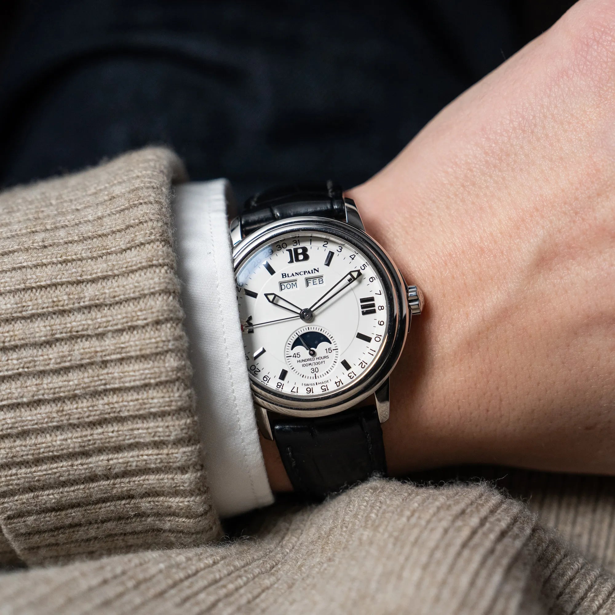 Wristshot mit der Blancpain Léman Mondphase (auf weißem Zifferblatt) Armbanduhr mit Triple-Date-Funktion