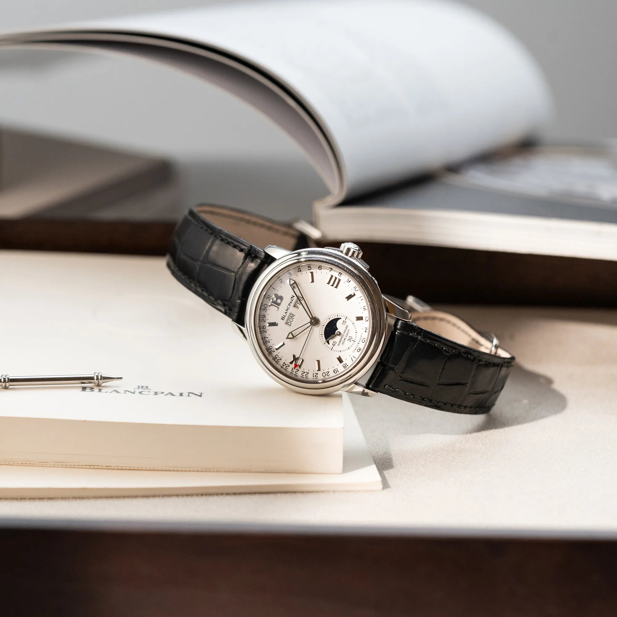 Produktfotografie der Blancpain Léman Mondphase (auf weißem Zifferblatt) Armbanduhr mit Triple-Date-Funktion