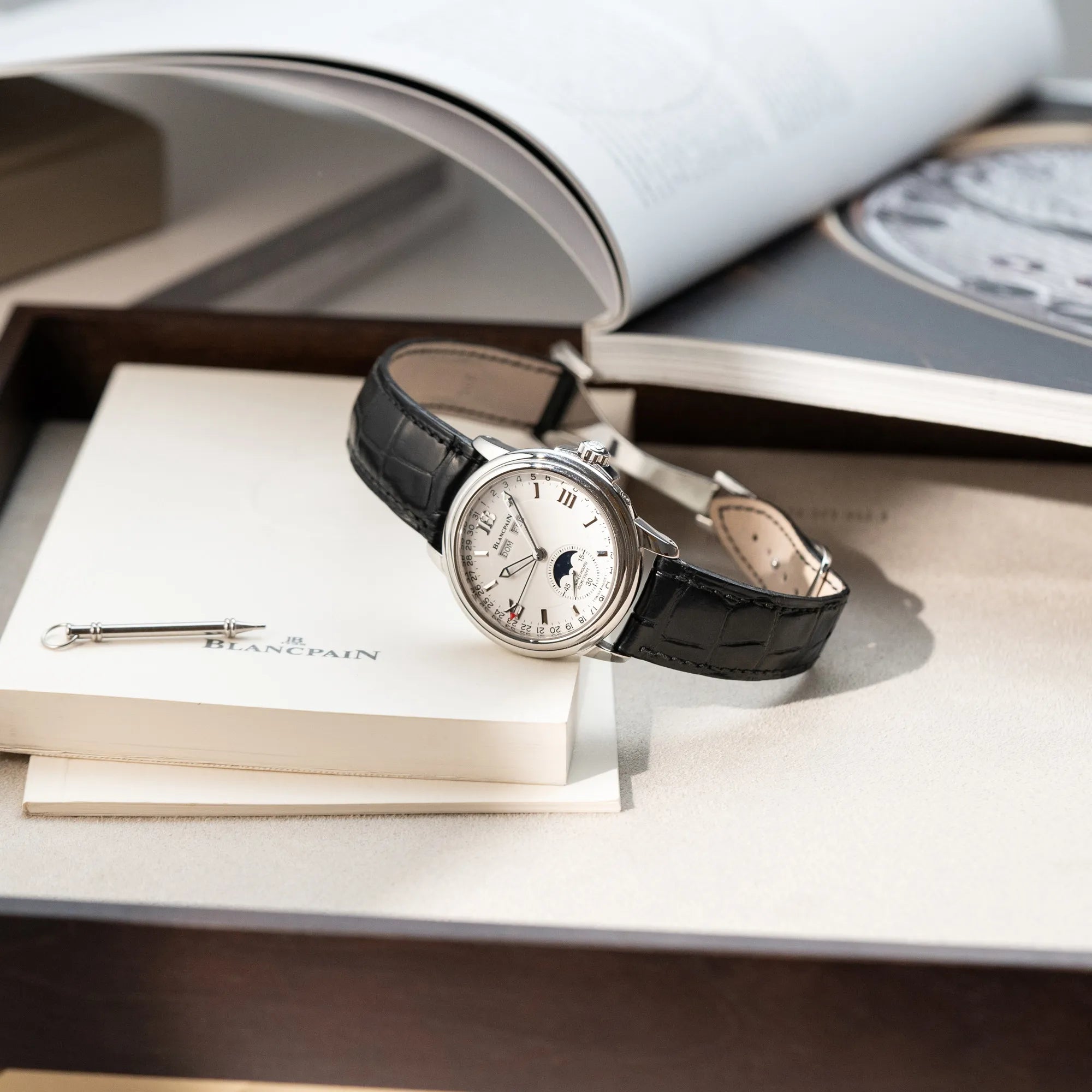 Produktfotografie der Blancpain Léman Mondphase (auf weißem Zifferblatt) Armbanduhr mit Triple-Date-Funktion