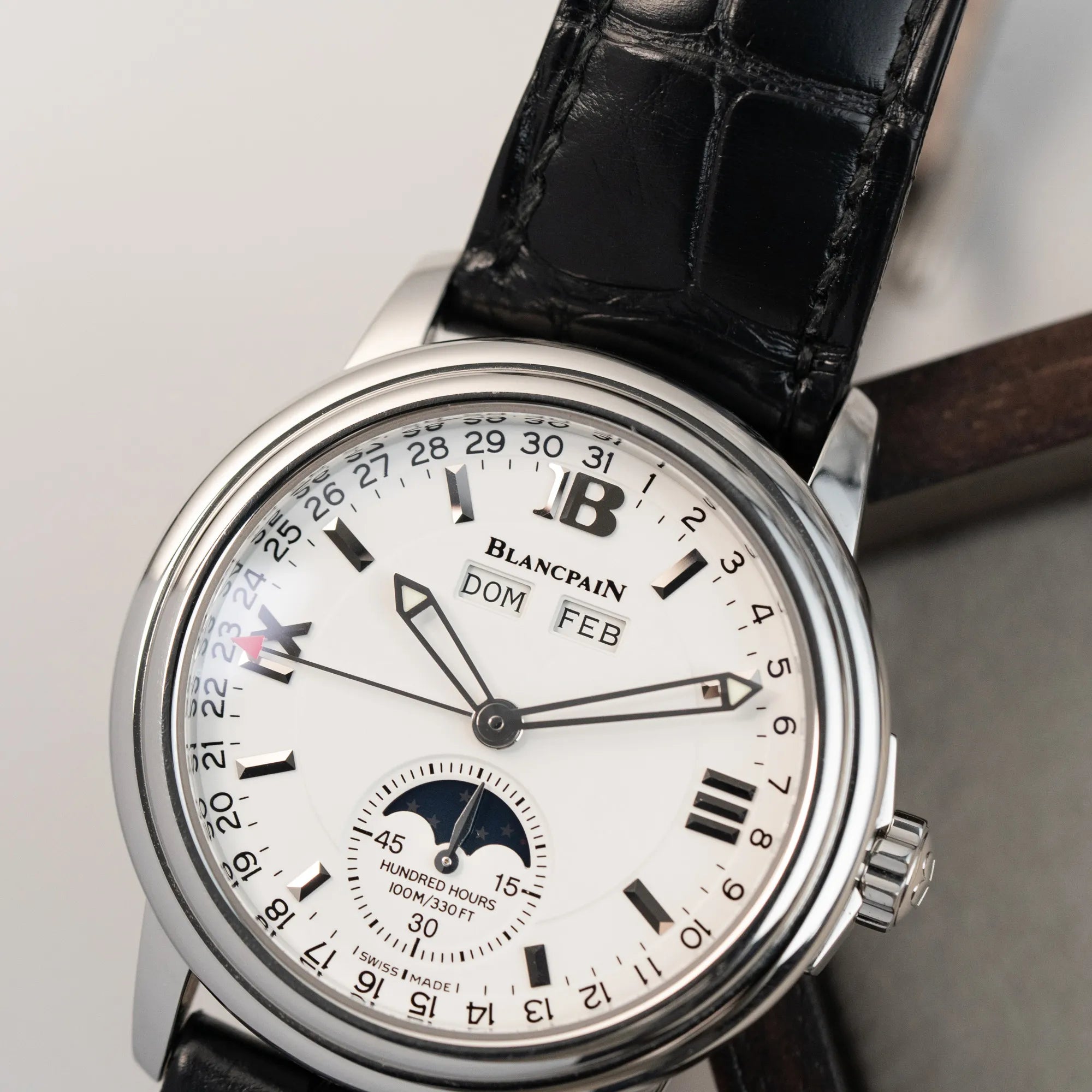 Detailaufnahme der Blancpain Léman Mondphase (auf weißem Zifferblatt) Armbanduhr mit Triple-Date-Funktion