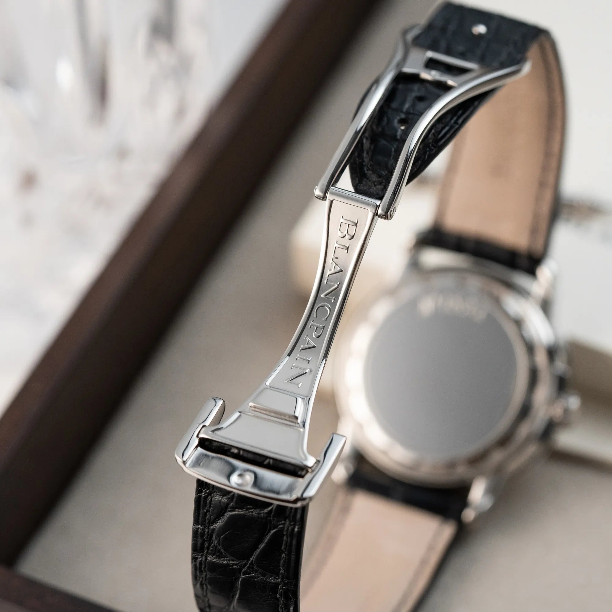 Detailaufnahme der geöffneten Faltschliesse der Blancpain Léman Mondphase Armbanduhr mit Triple-Date-Funktion