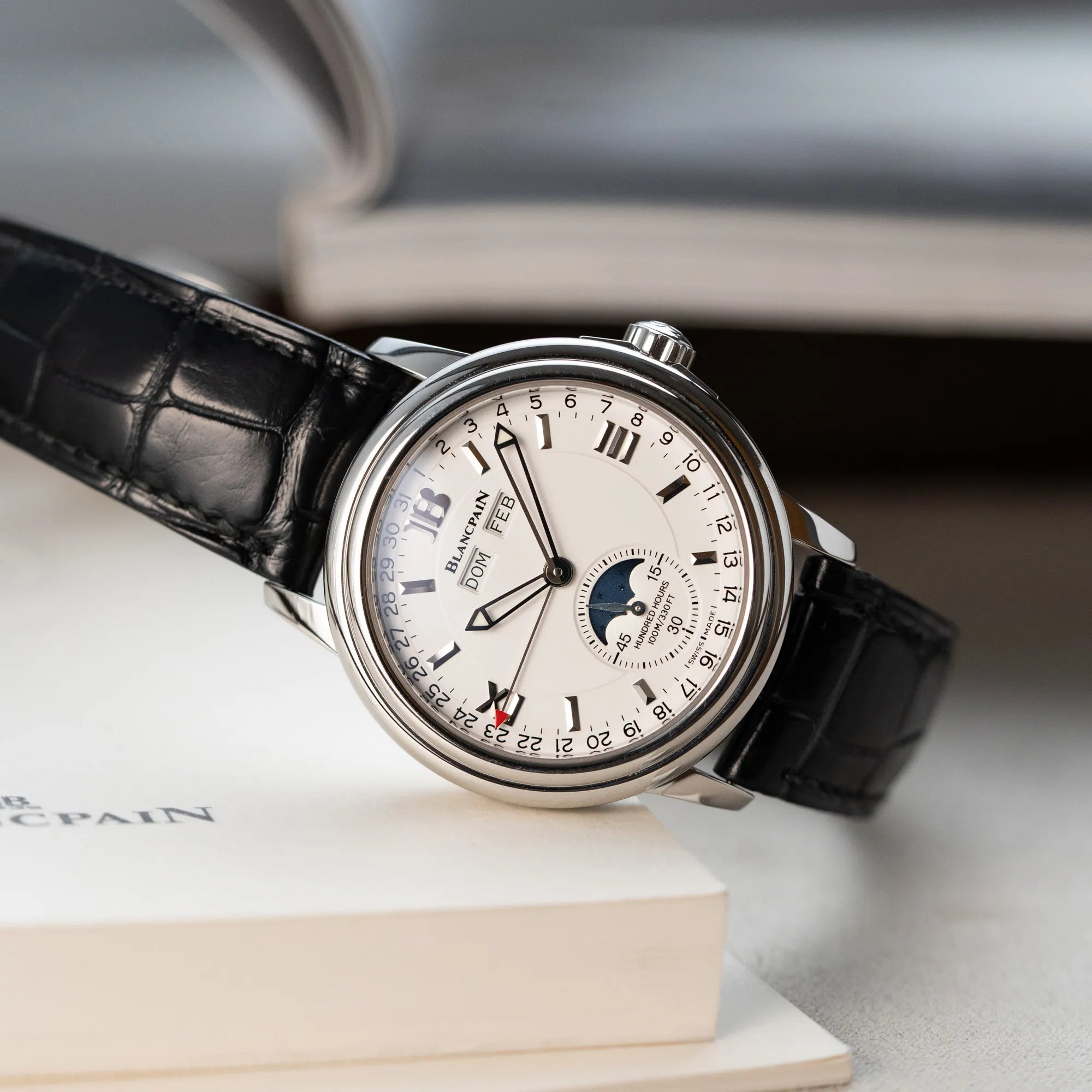 Produktfotografie der Blancpain Léman Mondphase (auf weißem Zifferblatt) Armbanduhr mit Triple-Date-Funktion