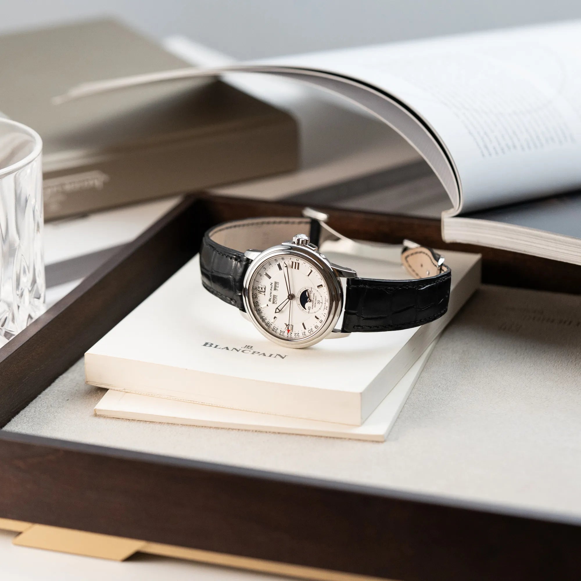 Produktfotografie der Blancpain Léman Mondphase (auf weißem Zifferblatt) Armbanduhr mit Triple-Date-Funktion