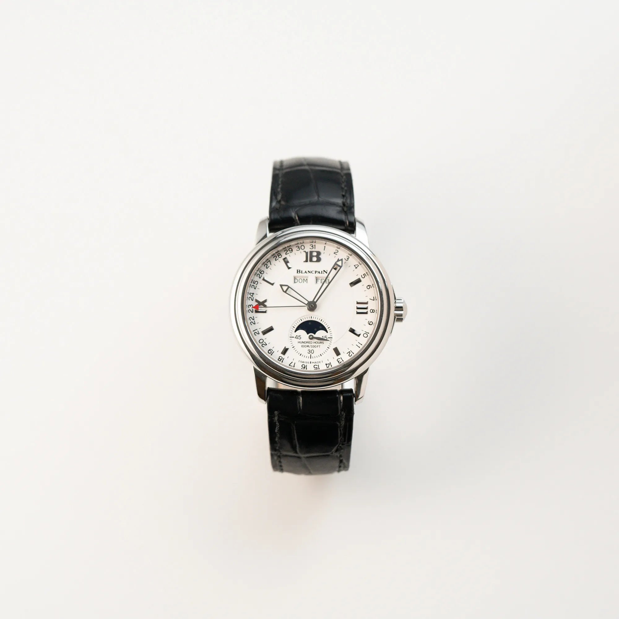 Frontale Ansicht der Blancpain Léman Mondphase (auf weißem Zifferblatt) Armbanduhr mit Triple-Date-Funktion