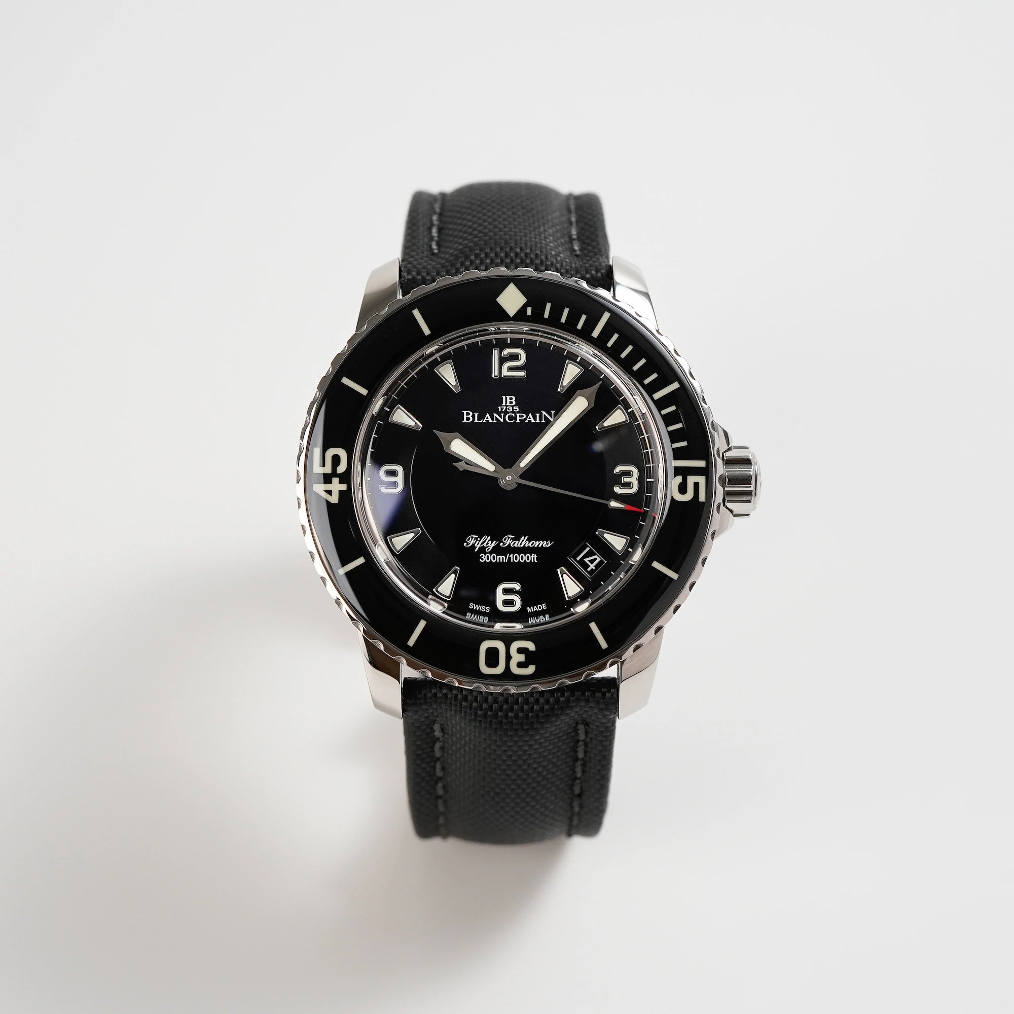 Frontale Ansicht der Blancpain Fifty Fathoms in Schwarz am Nylon-Band