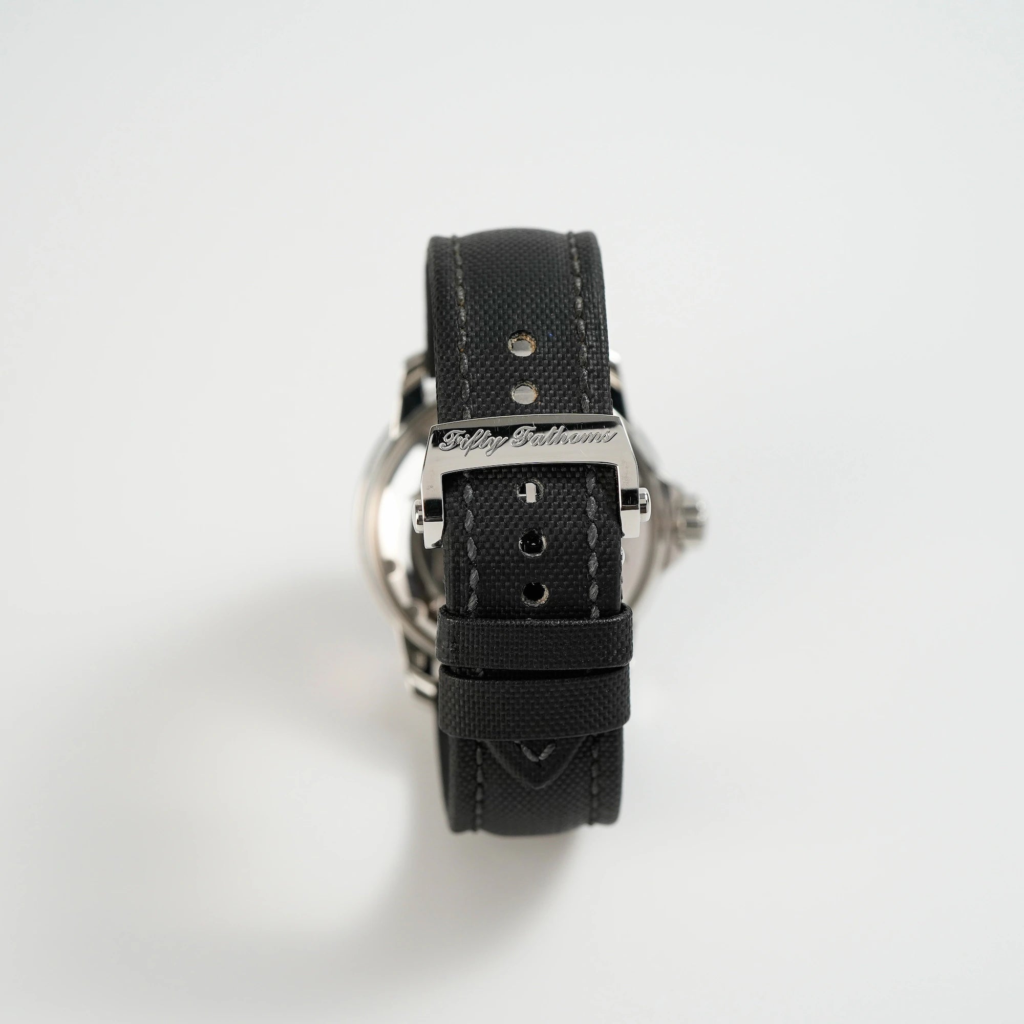 Blick auf die Rückseite der Blancpain Fifty Fathoms am schwarzen Nylon-Band mit originaler Faltschlisse
