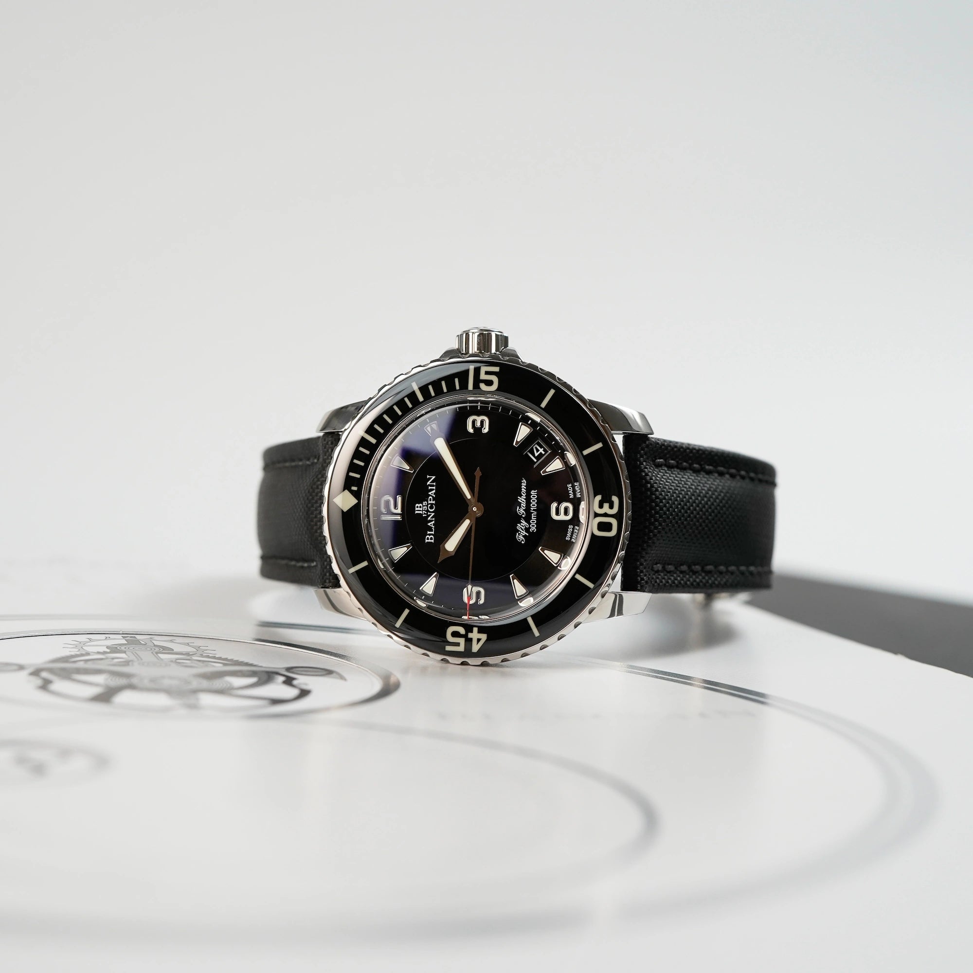 Produktfotografie der liegenden Blancpain Fifty Fathoms in Schwarz am Nylon-Band