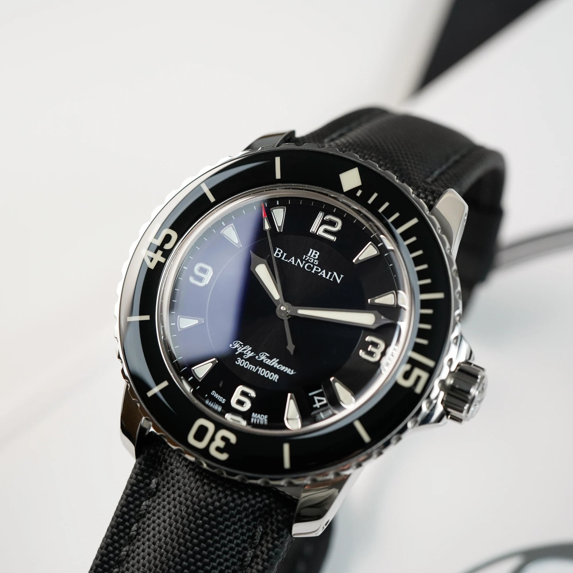 Produktfotografie der Blancpain Fifty Fathoms in Schwarz am Nylon-Band, die gerade "in der Luft steht"