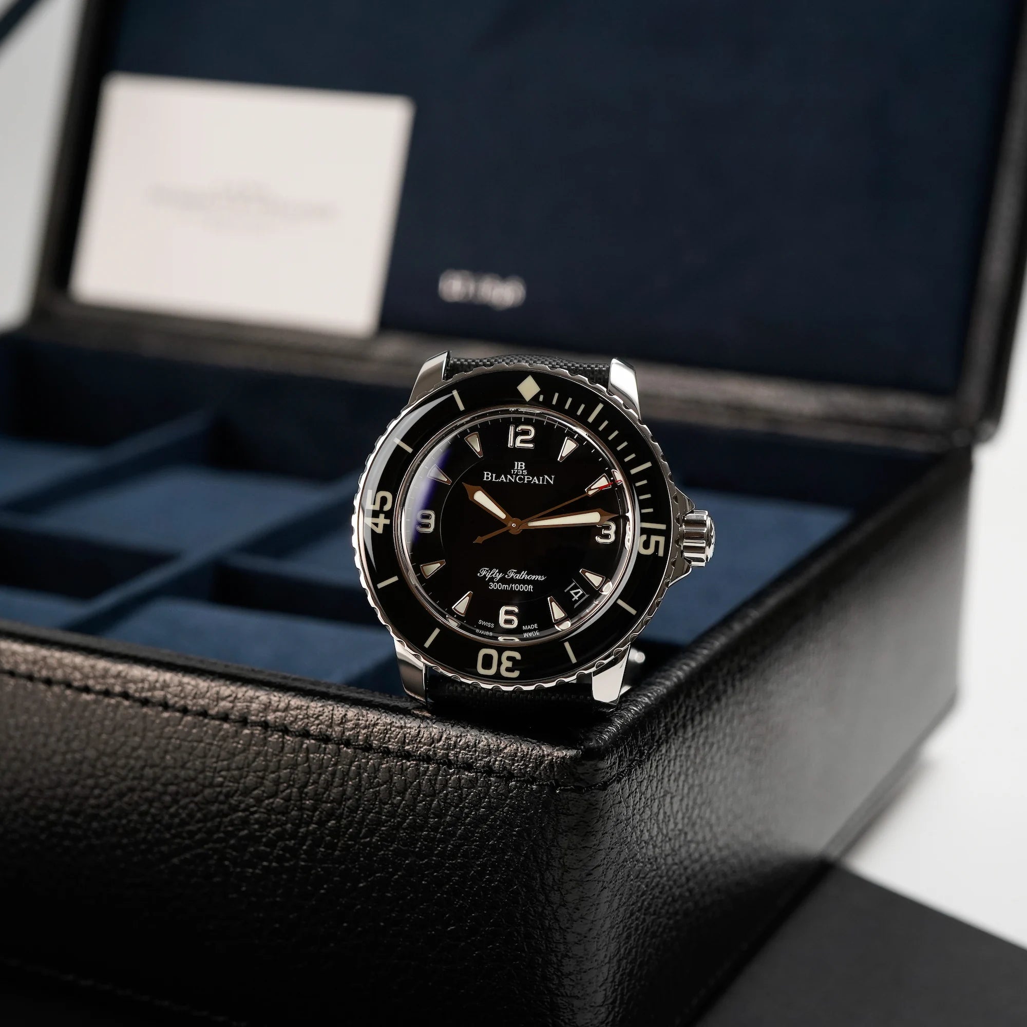 Blancpain Fifty Fathoms in Schwarz am Nylon-Band "steht" in einem Uhrenetui aus Leder für 8 Uhren