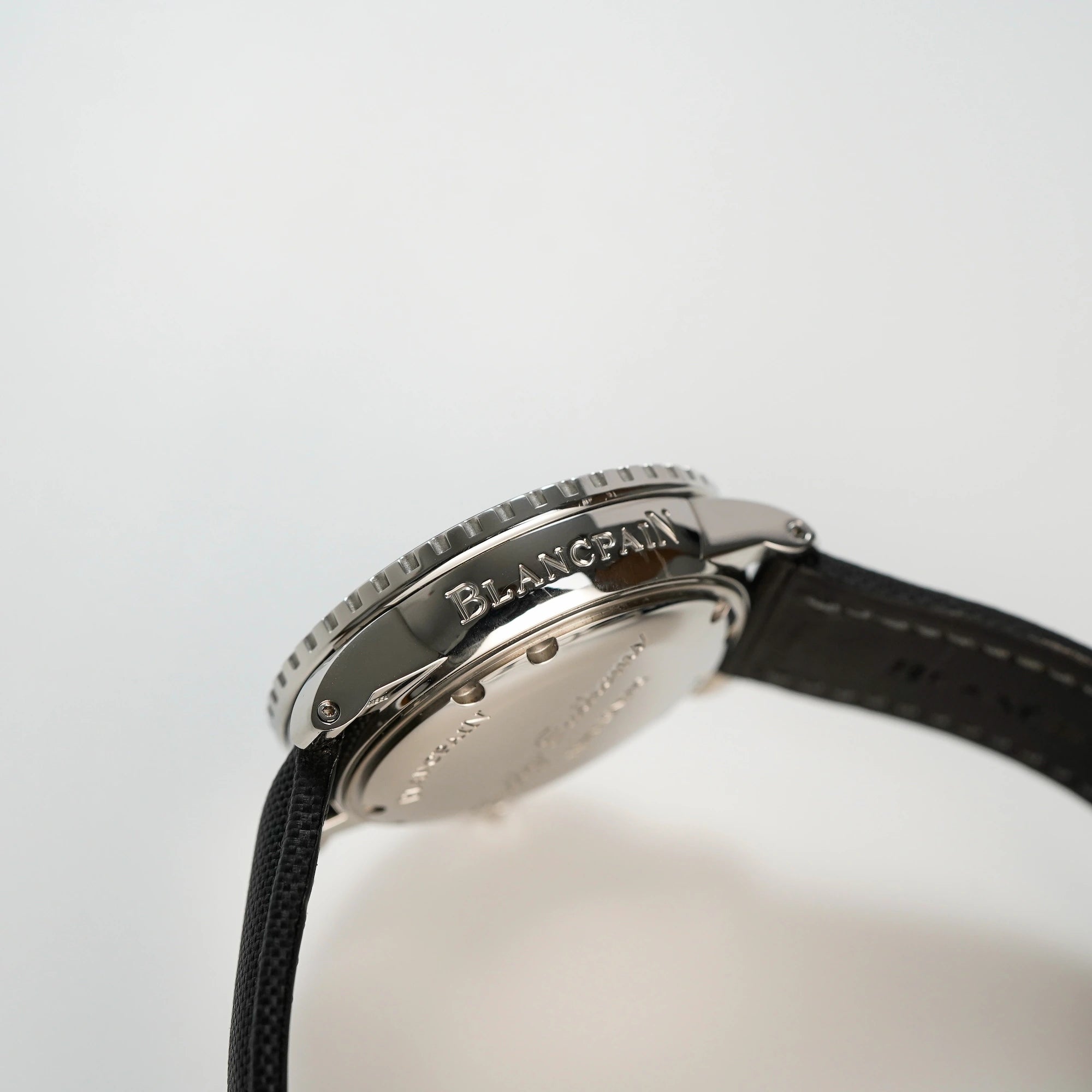 Seitliches Gehäuse der Blancpain Fifty Fathoms in Schwarz am Nylon-Band mit "Blancpain"-Schriftzug