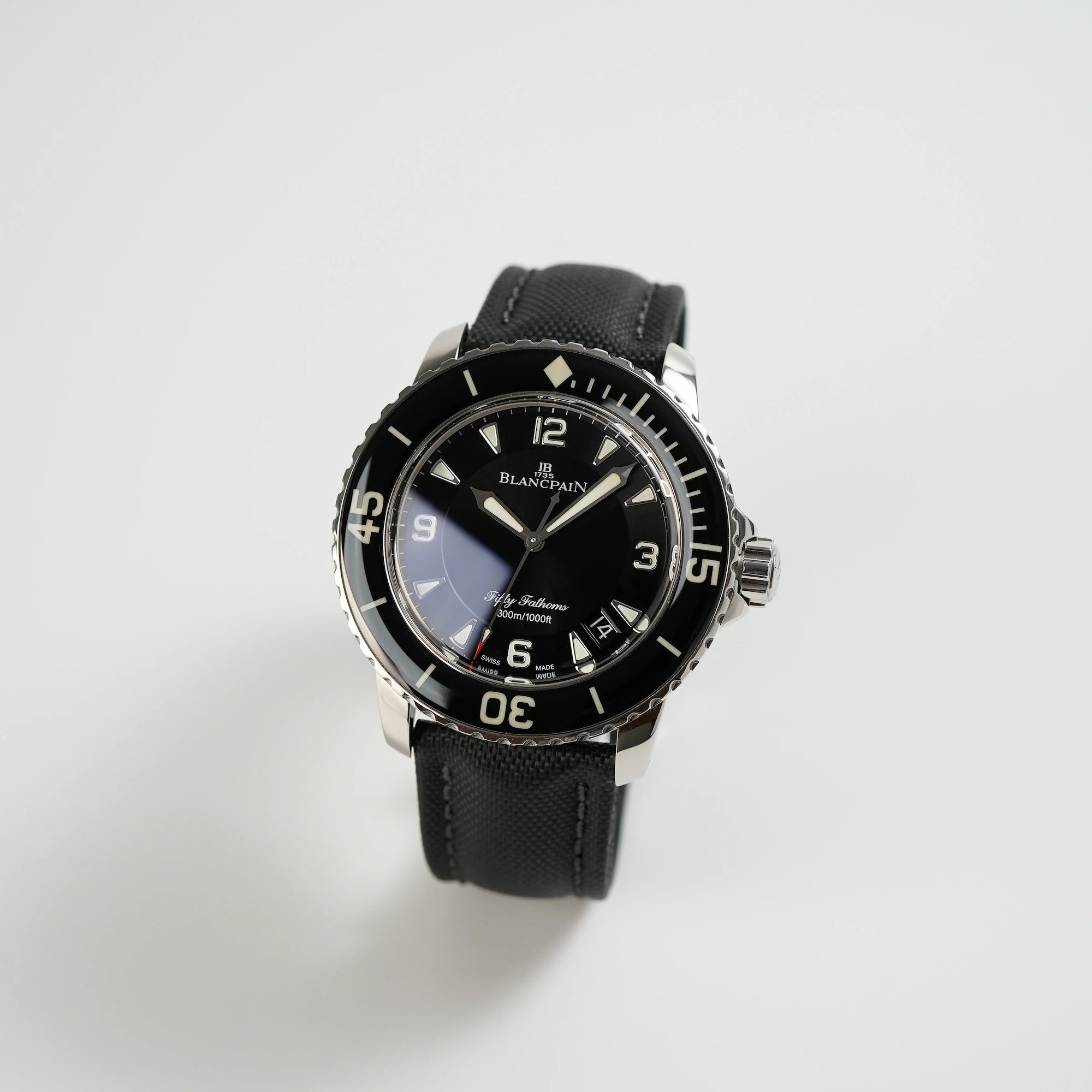 Leicht seitliche Ansicht der Blancpain Fifty Fathoms in Schwarz am Nylon-Band