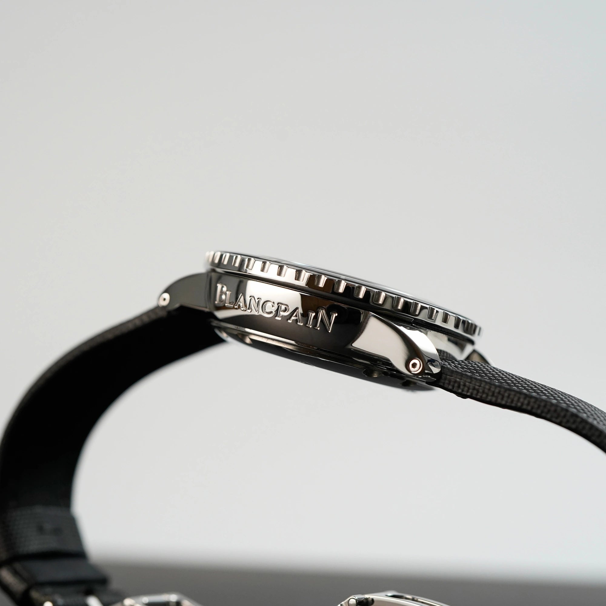 Produktfotografie mit Fokus auf dem Gehäuse der Blancpain Fifty Fathoms in Schwarz am Nylon-Band