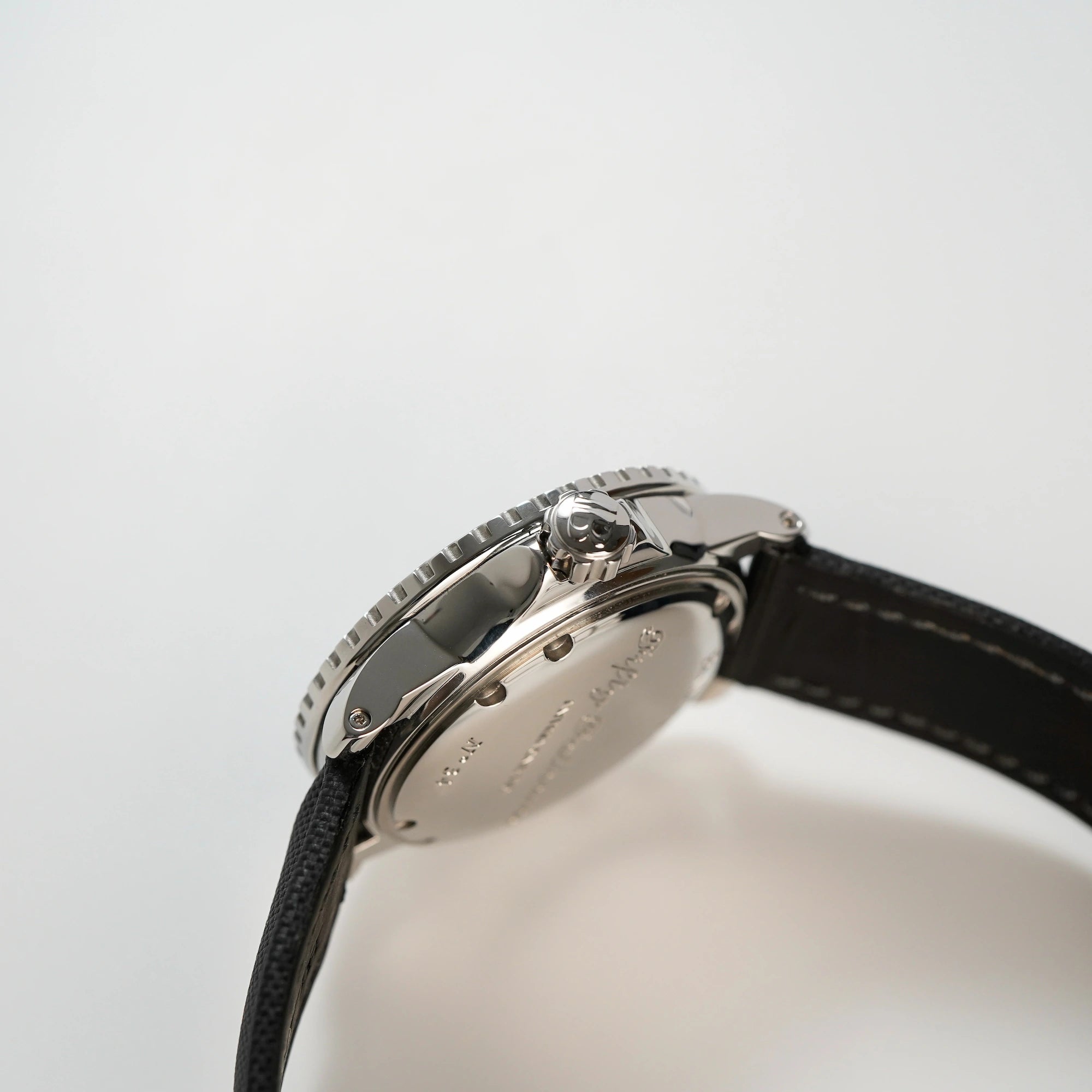 Seitliches Gehäuse der Blancpain Fifty Fathoms in Schwarz am Nylon-Band mit Blick auf die Krone