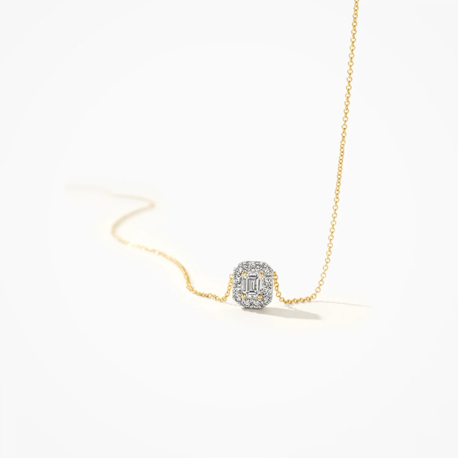 Collier für Damen aus 14 karätigem Gelbgold mit einem zentralen rechteckigem Labor-Diamant, welcher von einem Diamantkranz umrandet ist