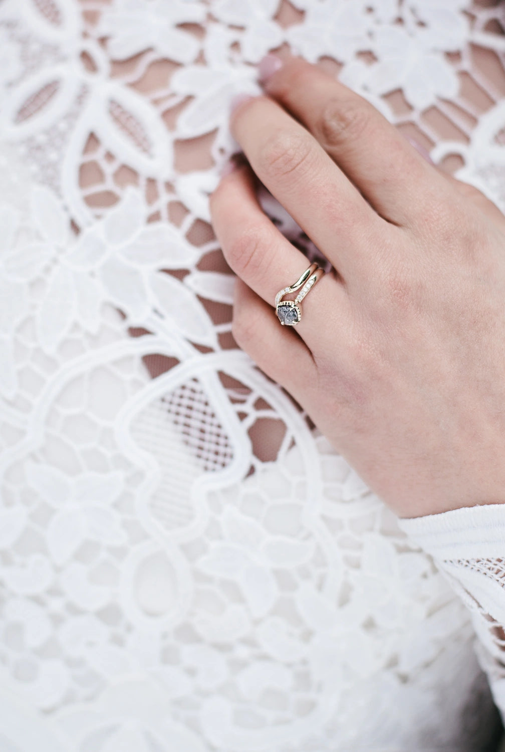 Frau präsentiert Ihren Ring am Hochzeitstag im Brautkleid
