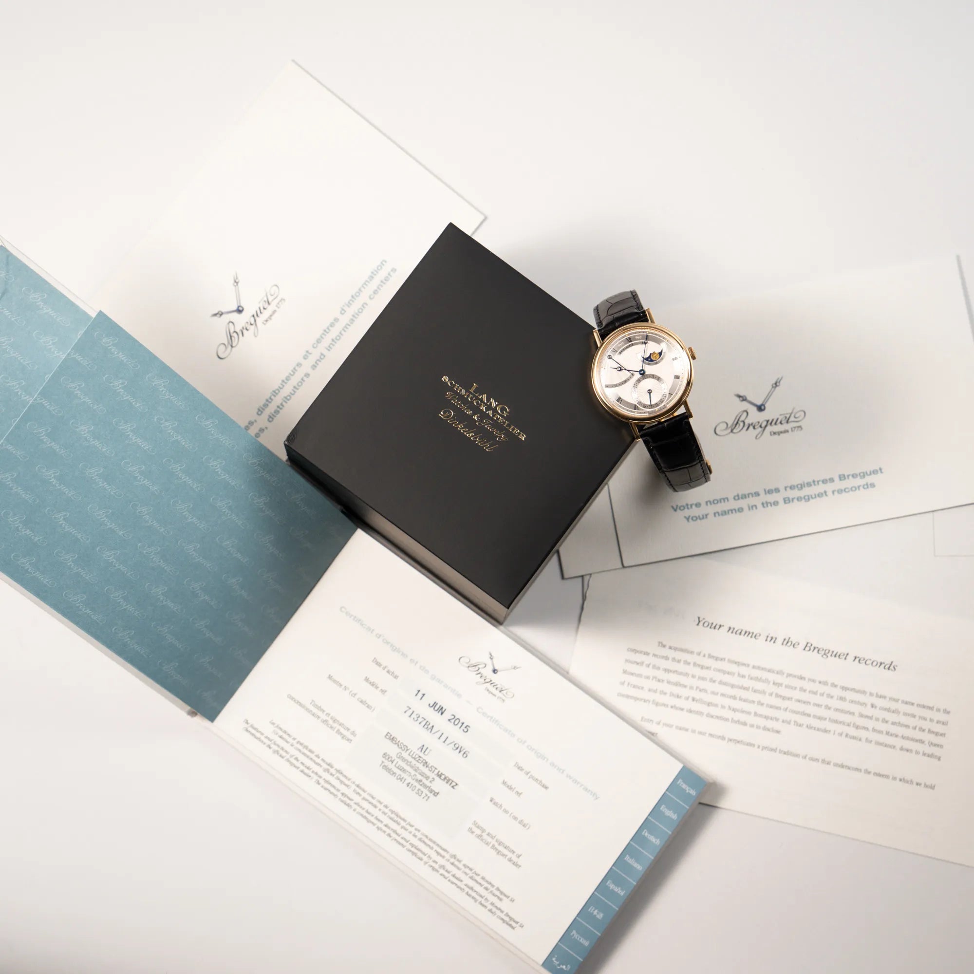 Breguet Classique 7137BA mit einem Gelbgoldgehäuse in klassischer Form mit einem silbernen Zifferblatt mit jeweils einem anderen handgefertigten Guilloche-Muster für jede Komplikation zusammen mit dem Lieferumfang, betsehend aus original Papieren und einer Uhrenbox unseres Ateliers
