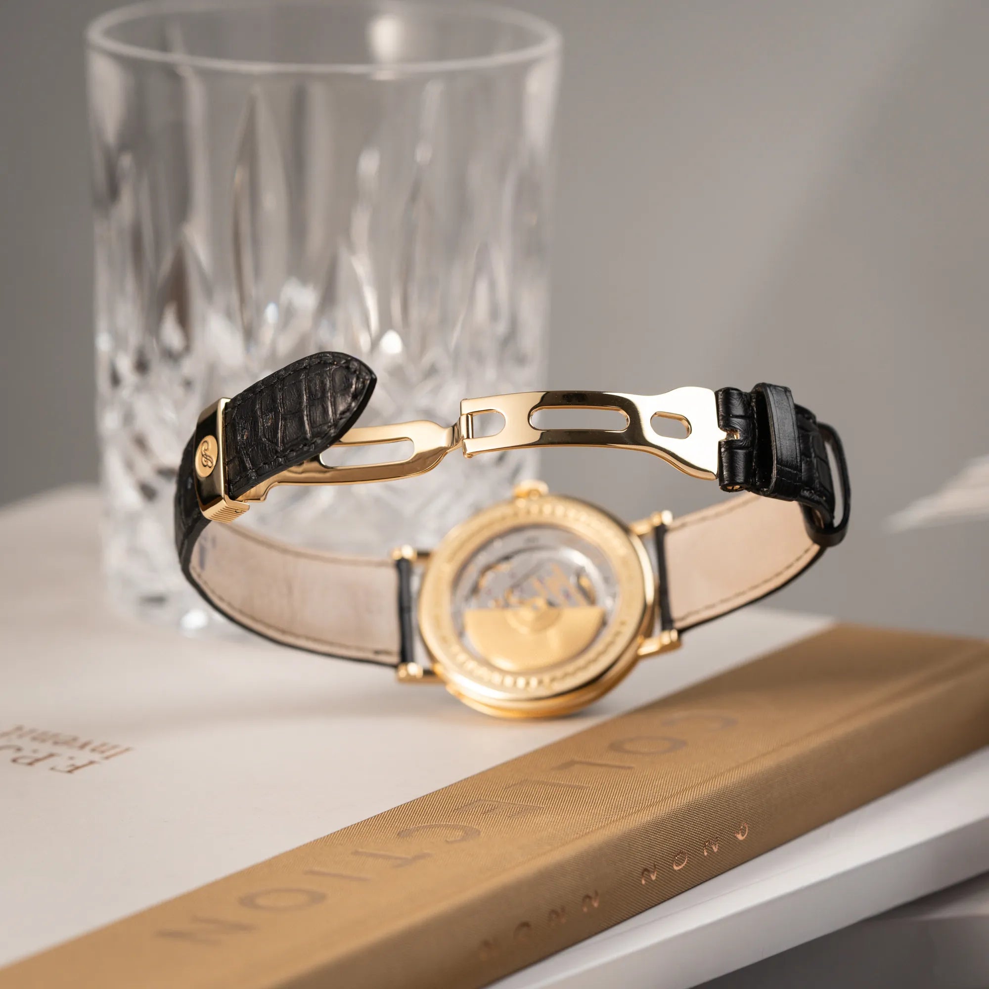 Produktfotografie der Breguet Classique 7137BA mit einem Gelbgoldgehäuse in klassischer Form mit einem silbernen Zifferblatt mit jeweils einem anderen handgefertigten Guilloche-Muster für jede Komplikation zeigt den fast neuwertigen Zustand der originalen Faltschliesse