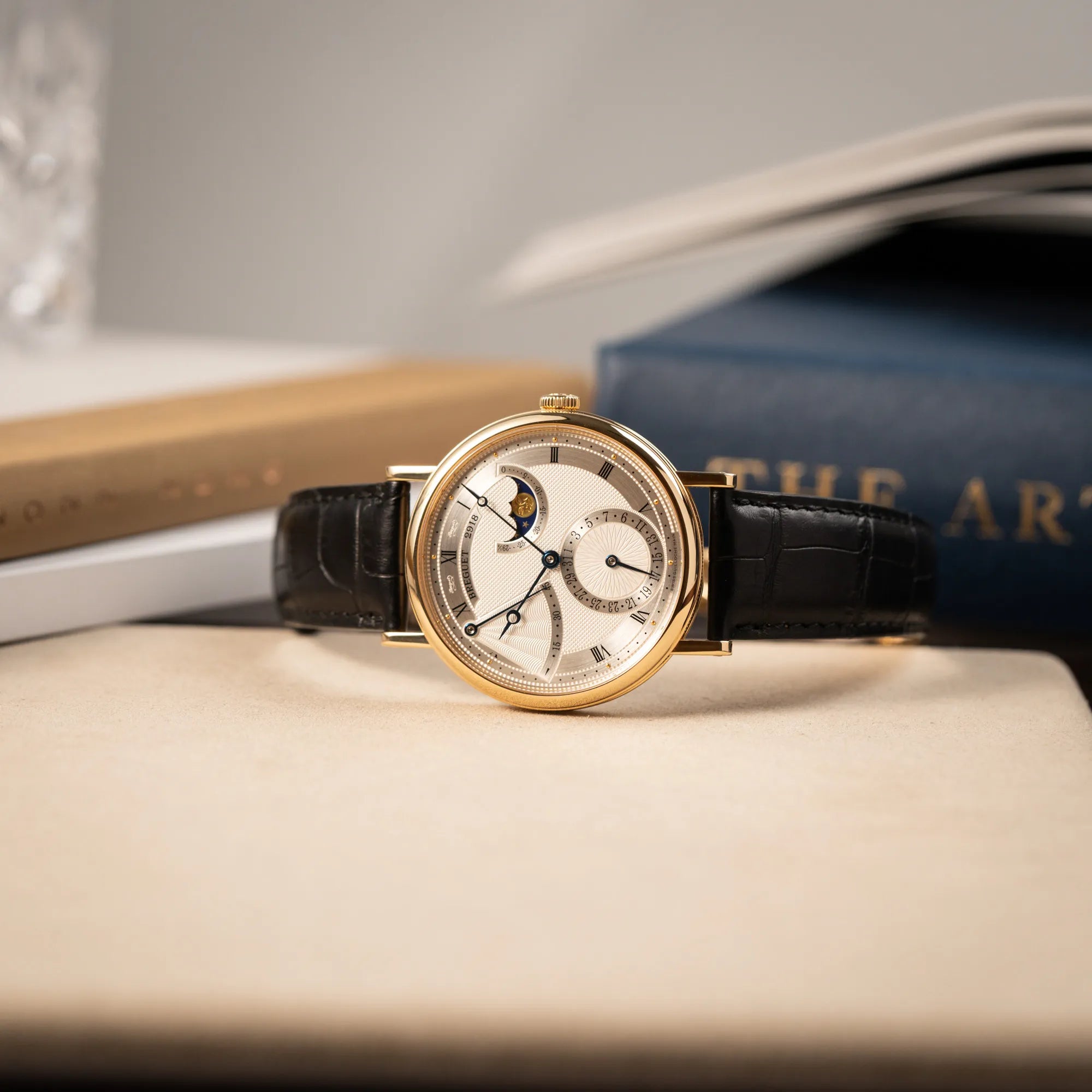 Produktfoto der Breguet Classique 7137BA mit einem Gelbgoldgehäuse in klassischer Form mit einem silbernen Zifferblatt mit jeweils einem anderen handgefertigten Guilloche-Muster für jede Komplikation