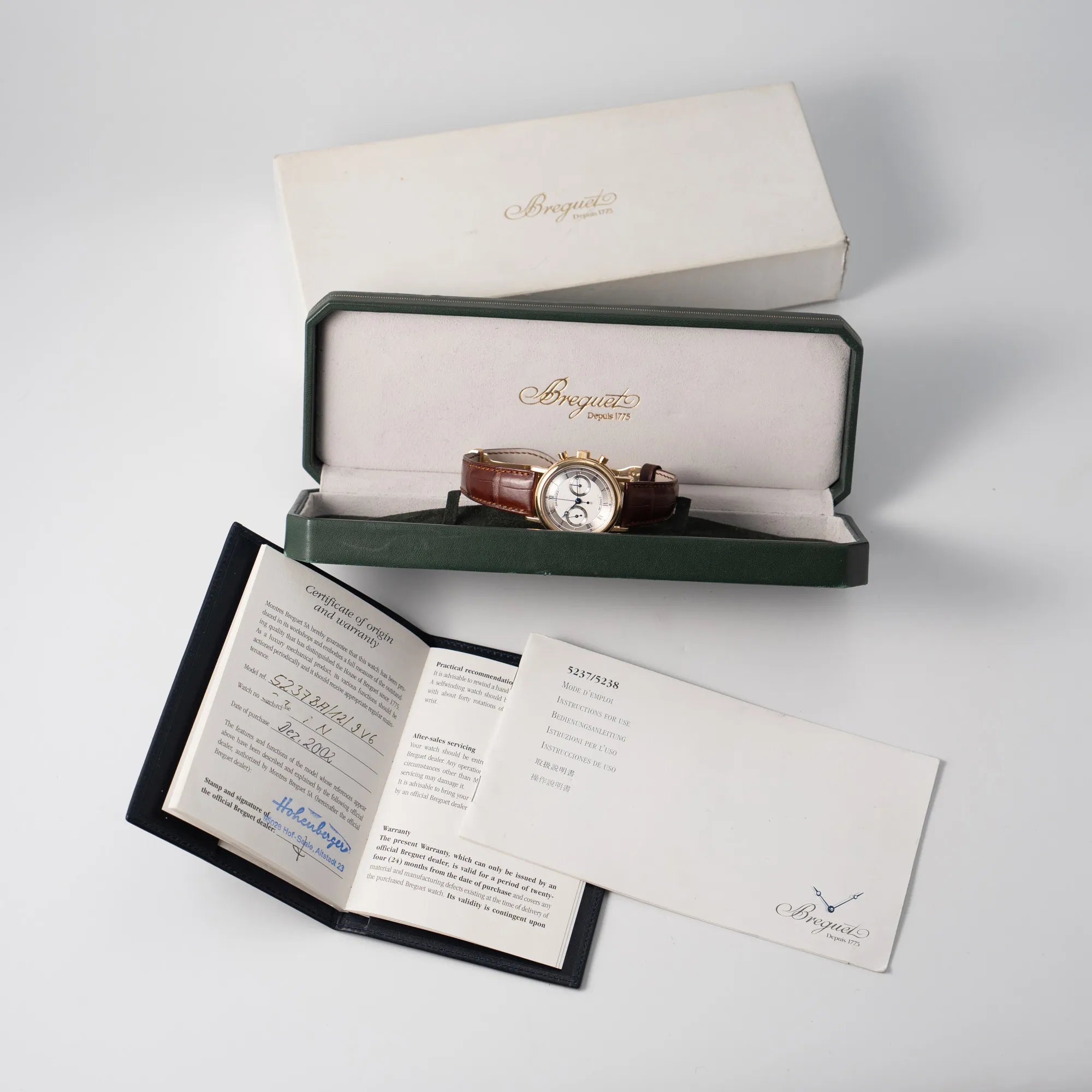Lieferumfang zugehörig zu der Breguet Classique Chronograph der Referenz 5237 in Gelbgold mit silbernem guillochiertem Zifferblatt am braunem Lederband, bestehend aus Box mit Umkarton, originalem Garantiezertifikat und Bedienungsanleitung