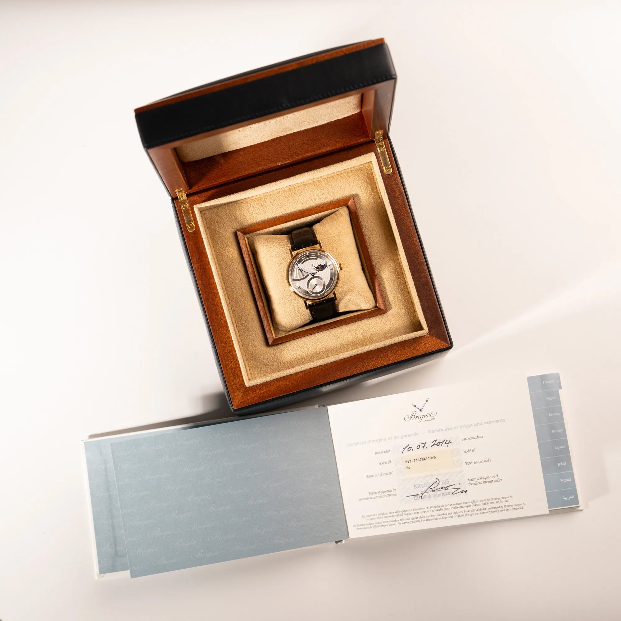Breguet Classique Mondphase 7137 in Gelbgold mit silbernen, verschieden guillochiertem Zifferblatt zusammen mit dem Lieferumfang, bestehend aus originaler Box und Papieren