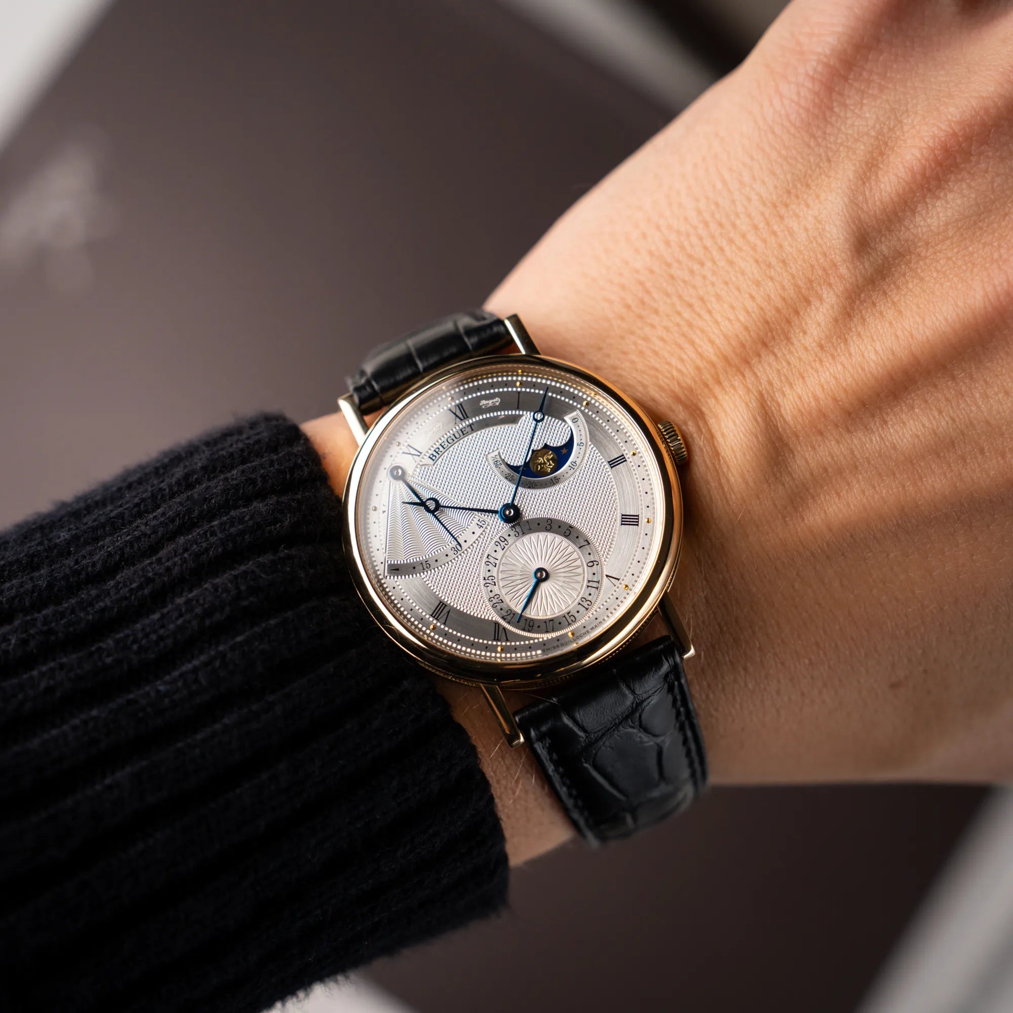 Wristshot mit der Breguet Classique Mondphase 7137 in Gelbgold mit silbernen, verschieden guillochiertem Zifferblatt