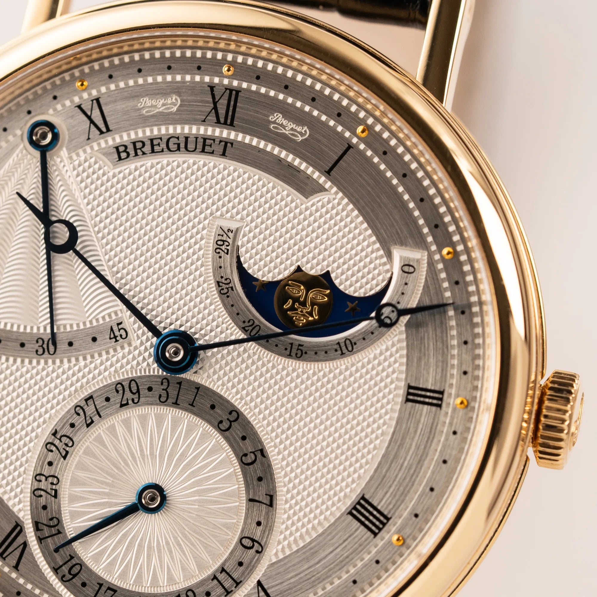 Detailaufnahme der Breguet Classique Mondphase 7137 in Gelbgold mit silbernen, verschieden guillochiertem Zifferblatt mit Fokus auf der Mondphasenanzeige