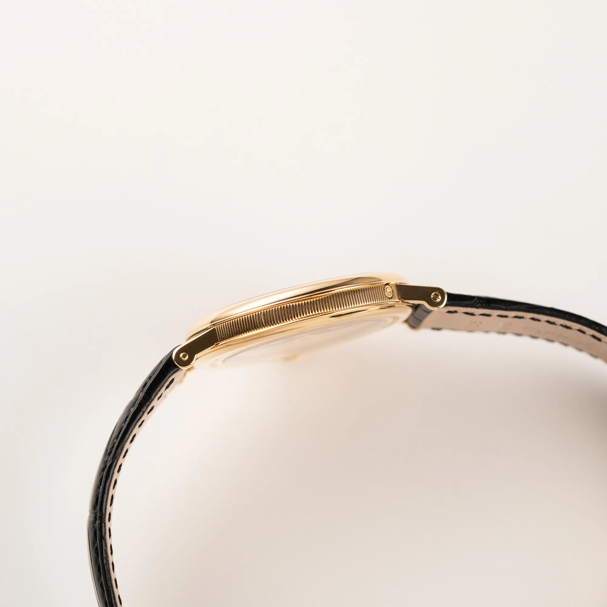 Seitliches Gehäuse der Breguet Classique Mondphase 7137 in Gelbgold mit silbernen, verschieden guillochiertem Zifferblatt