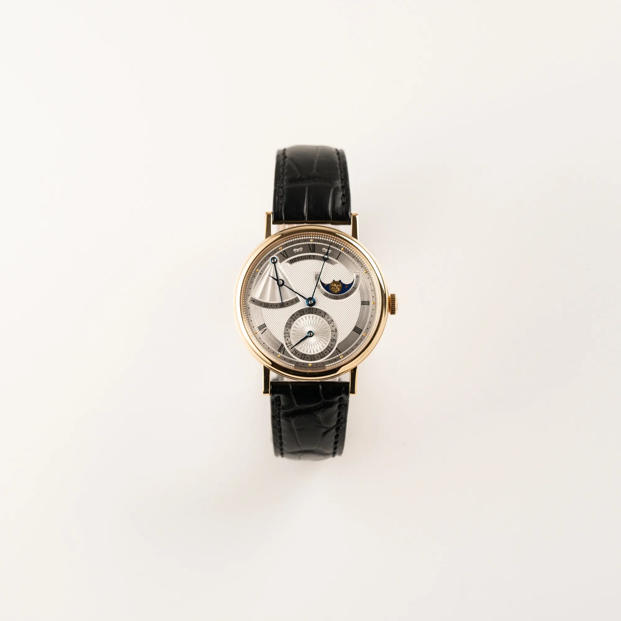 Frontale Ansicht der Breguet Classique Mondphase 7137 in Gelbgold mit silbernen, verschieden guillochiertem Zifferblatt