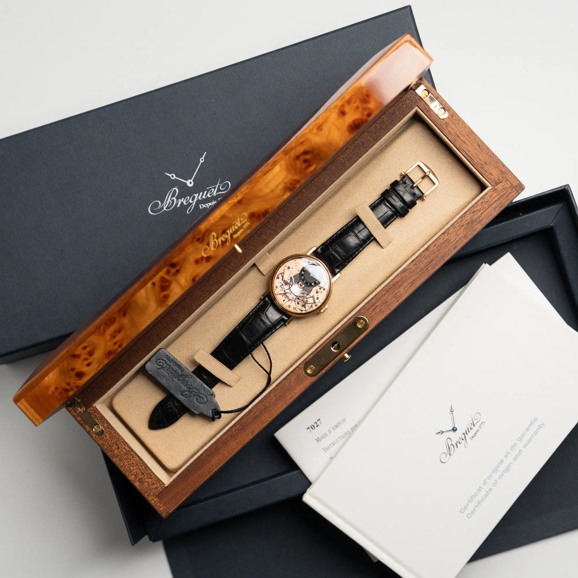 Breguet Tradition Armbanduhr mit Rosegold-Gehäuse und schwarzem Zifferblatt zusammen mit dem Lieferumfang