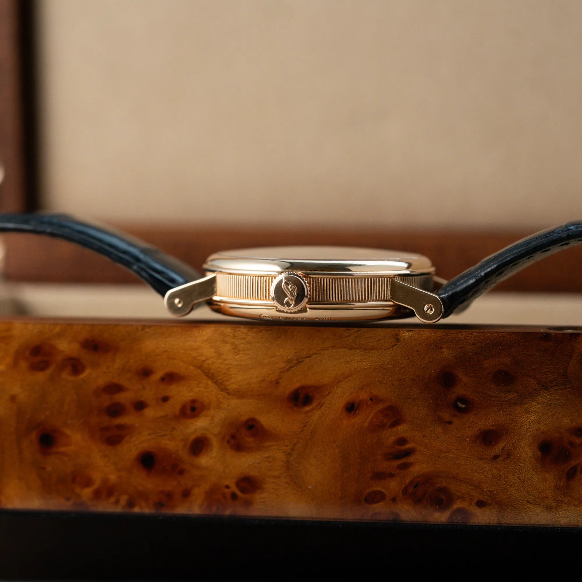 Produktfotografie der klassischen Breguet Tradition Armbanduhr mit Rosegold-Gehäuse und schwarzem Zifferblatt zeigt das seitliche Gehuse