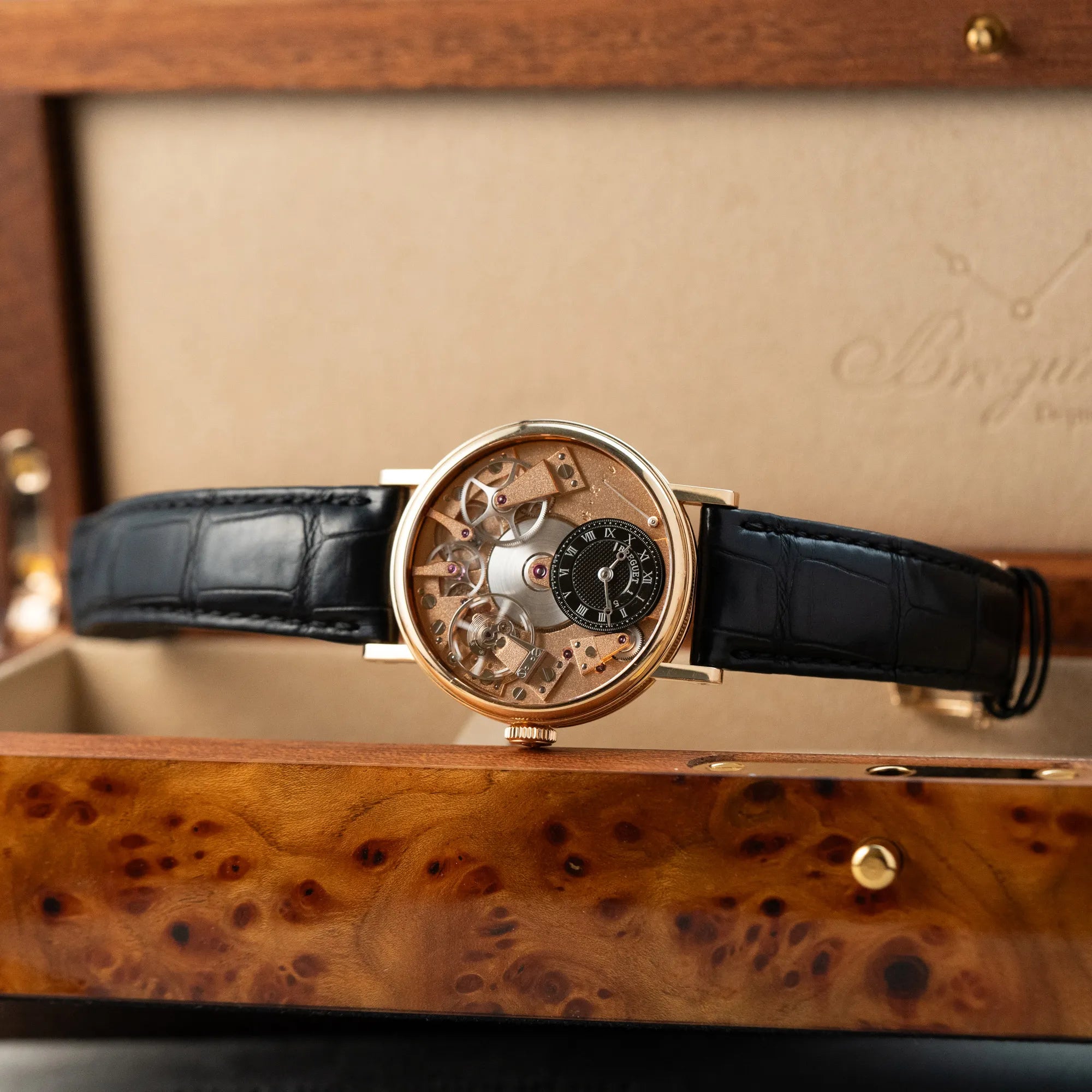 Produktfotografie der klassischen Breguet Tradition Armbanduhr mit Rosegold-Gehäuse und schwarzem Zifferblatt