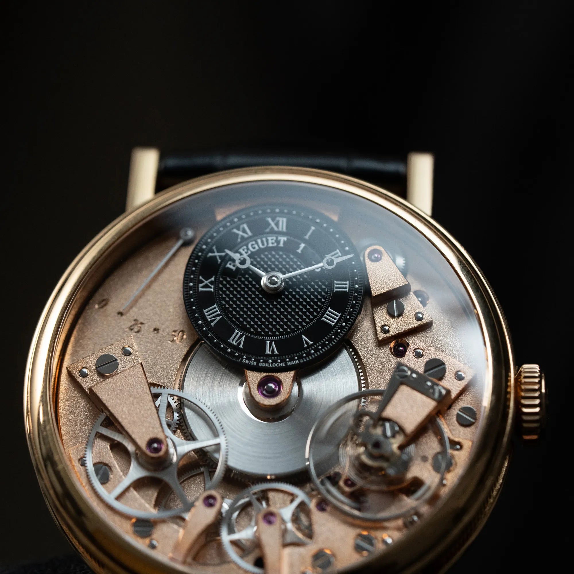 Detailaufnahme der klassischen Breguet Tradition Armbanduhr mit Rosegold-Gehäuse und schwarzem Zifferbl