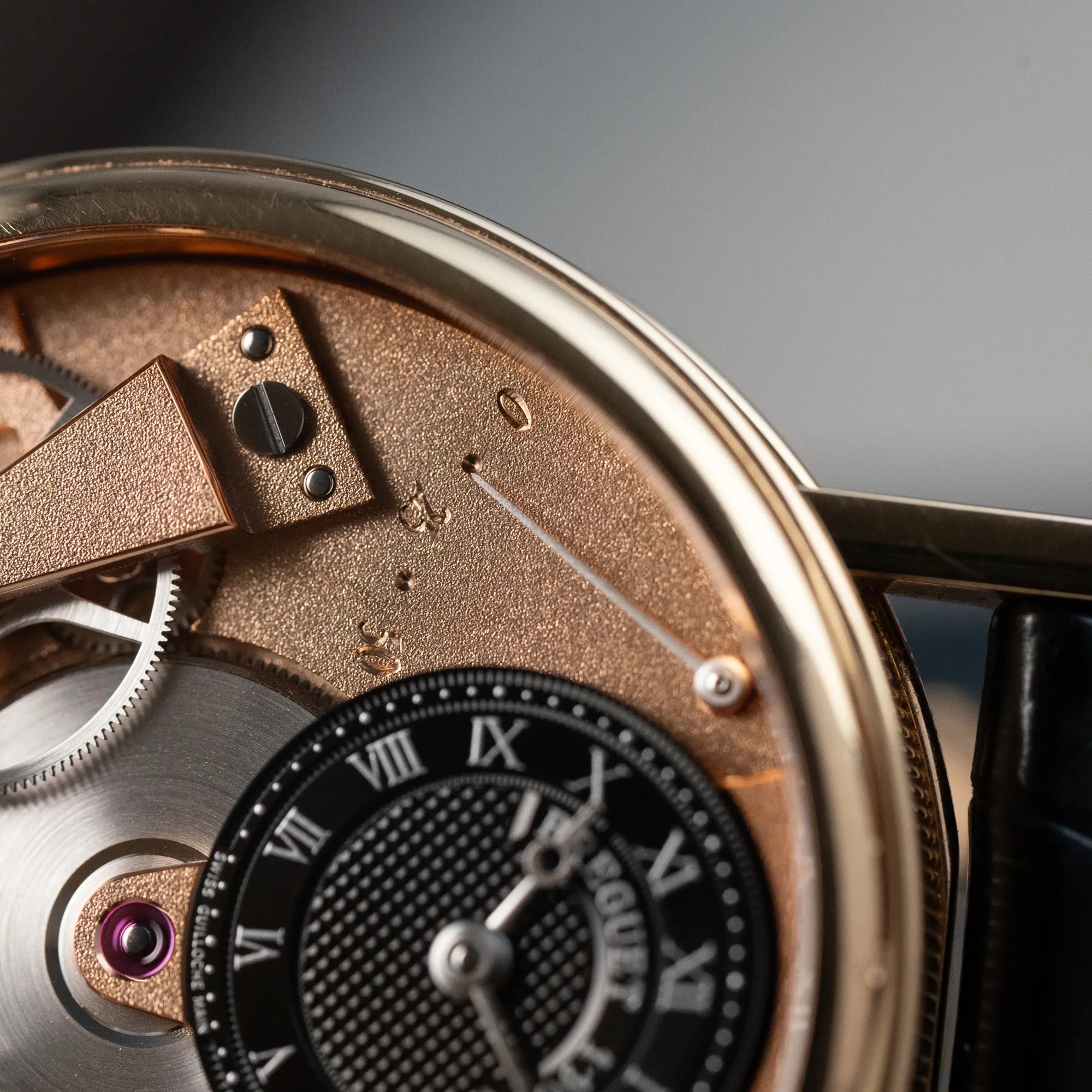 Detailaufnahme der Gangreserve-Anzeige auf dem besonderen Zifferblatt der klassischen Breguet Tradition Armbanduhr mit Rosegold-Gehäuse und schwarzem Lederband