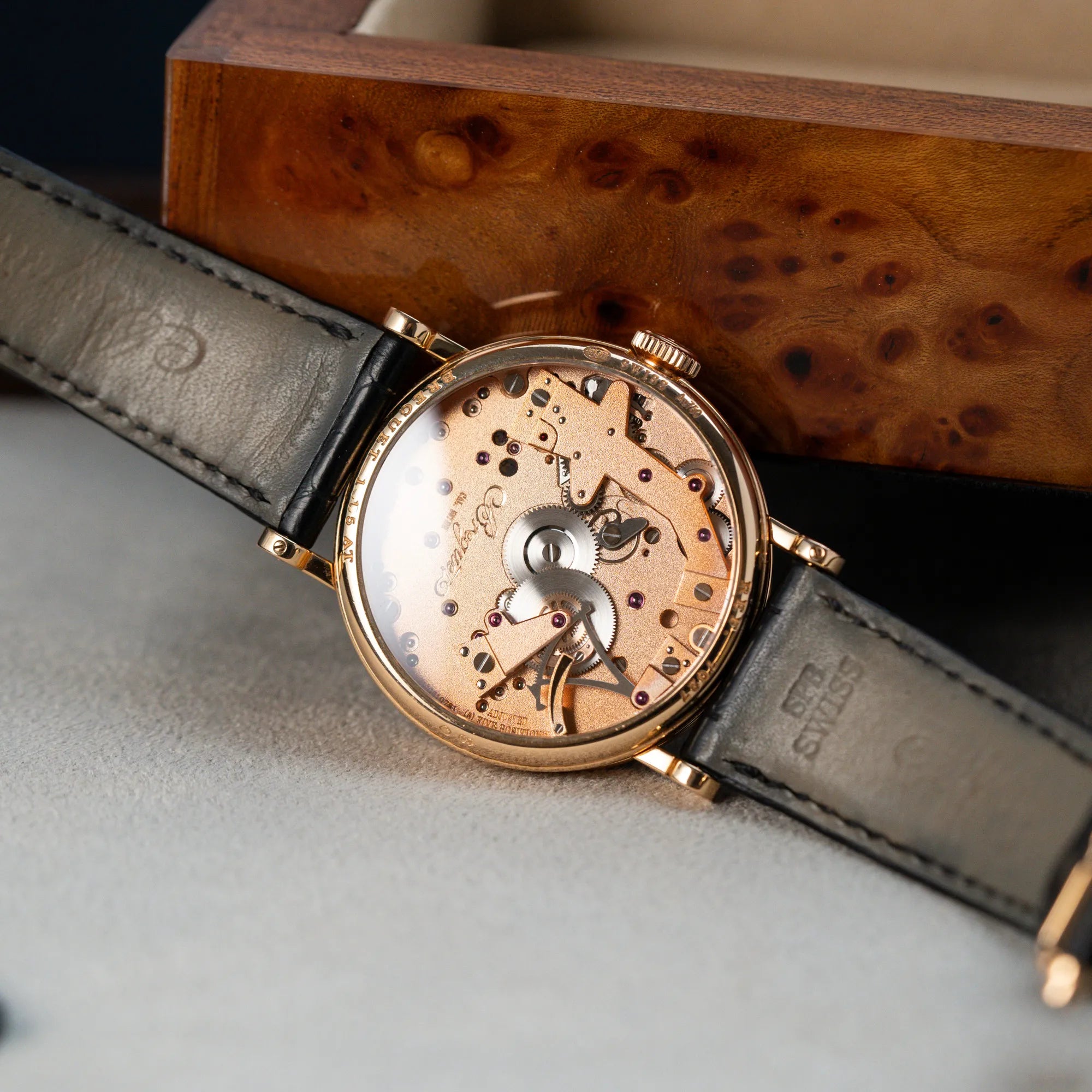 Gehäuseboden der klassischen Breguet Tradition Armbanduhr mit Rosegold-Gehäuse und schwarzem Zifferbl