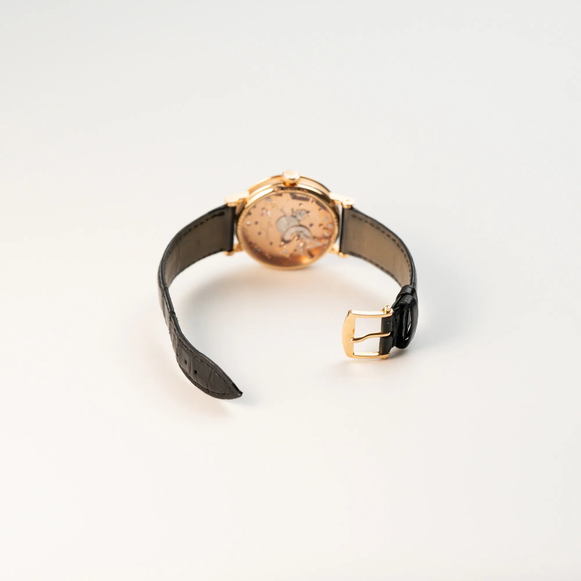 Blick auf die geöffnete Dornschliesse am schwarzen Lederband der klassischen Breguet Tradition Armbanduhr mit Rosegold-Gehäuse und schwarzem Zifferblatt