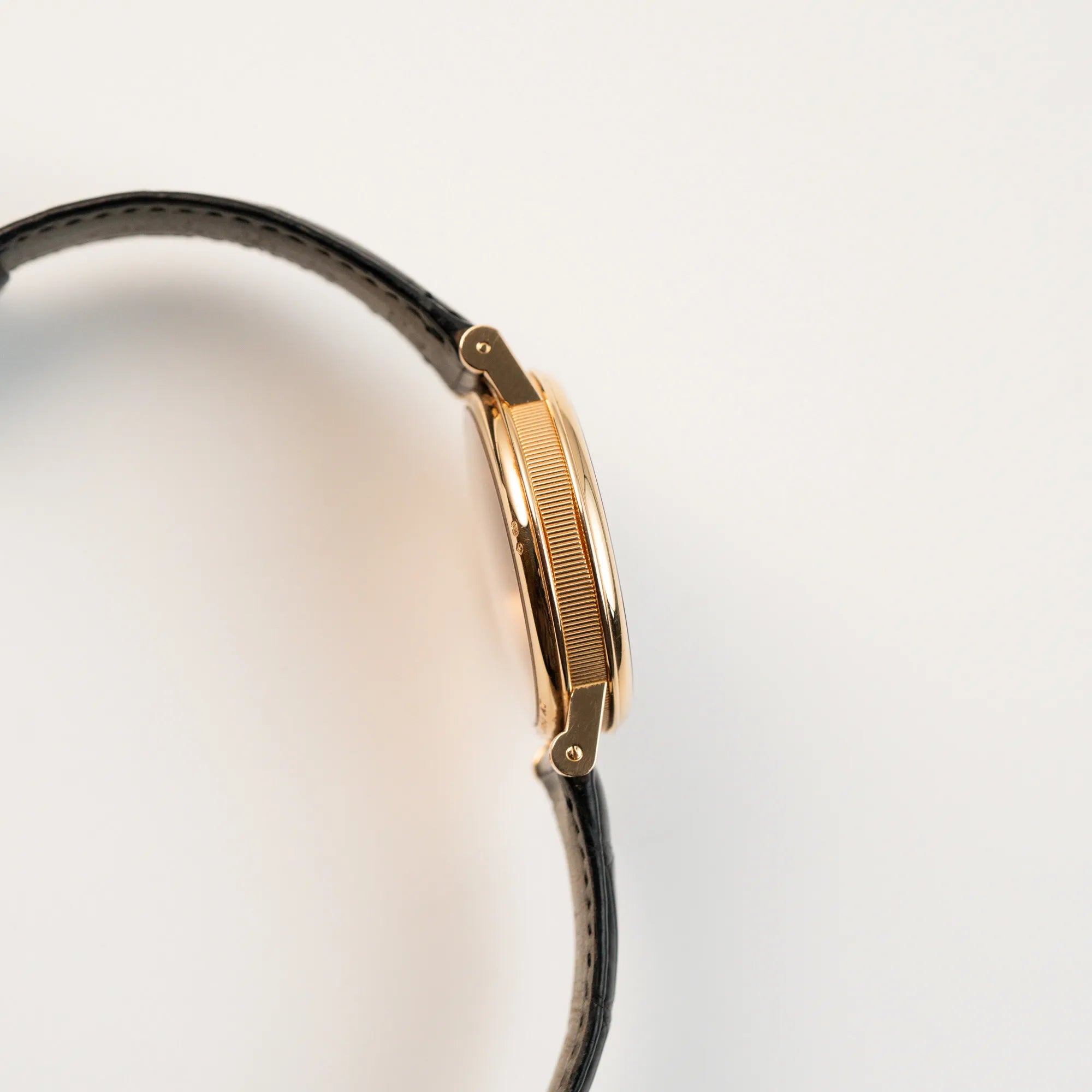 Seitliches Gehäuse der klassischen Breguet Tradition Armbanduhr mit Rosegold-Gehäuse und schwarzem Zifferblatt