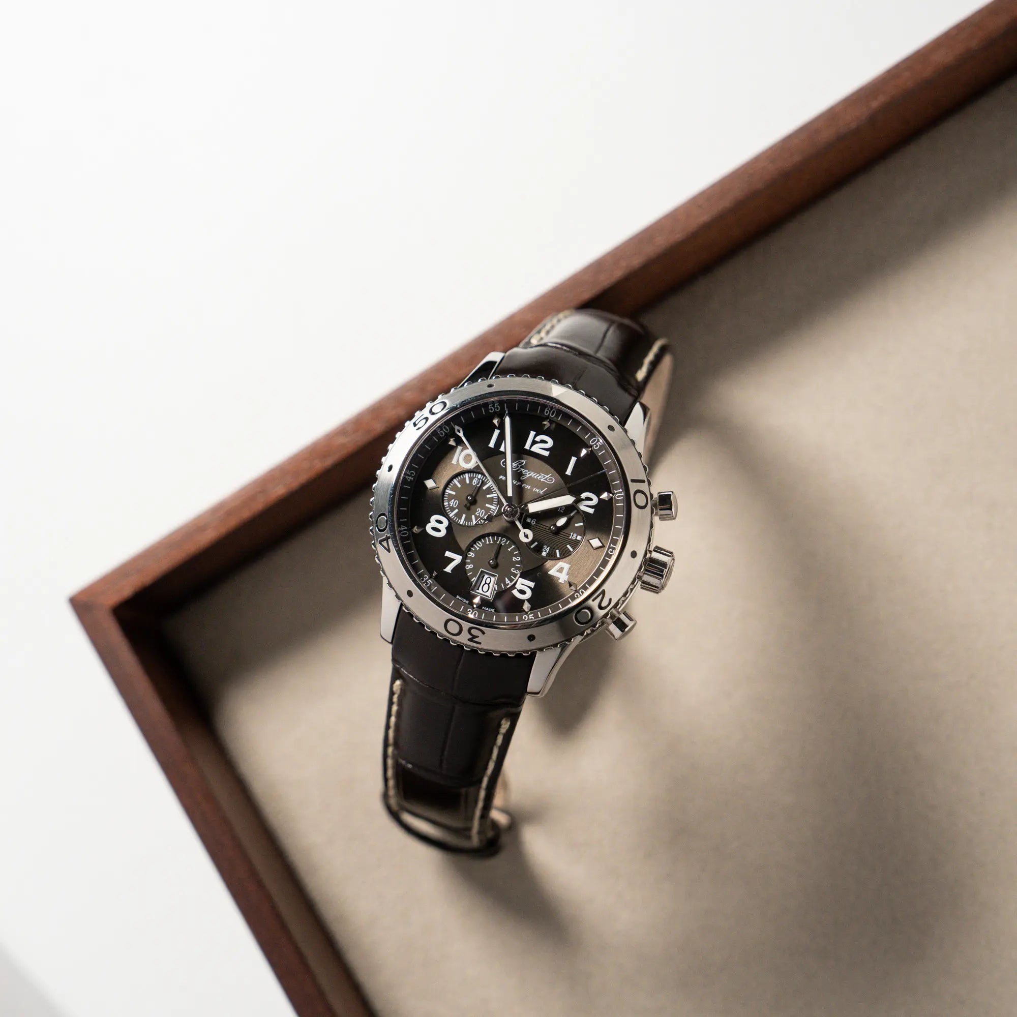 Produktfotografie des Breguet Type XX Flyback Chronographen 3810ST mit braunem Zifferblatt