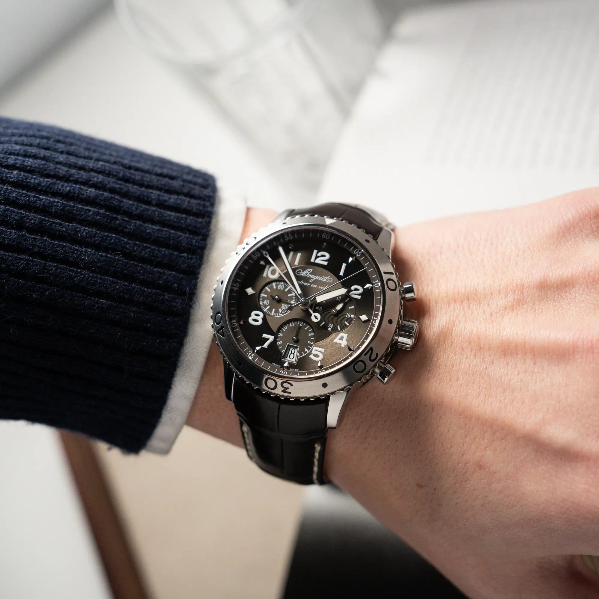 Wristshot mit dem Breguet Type XX Flyback Chronographen 3810ST mit braunem Zifferblatt