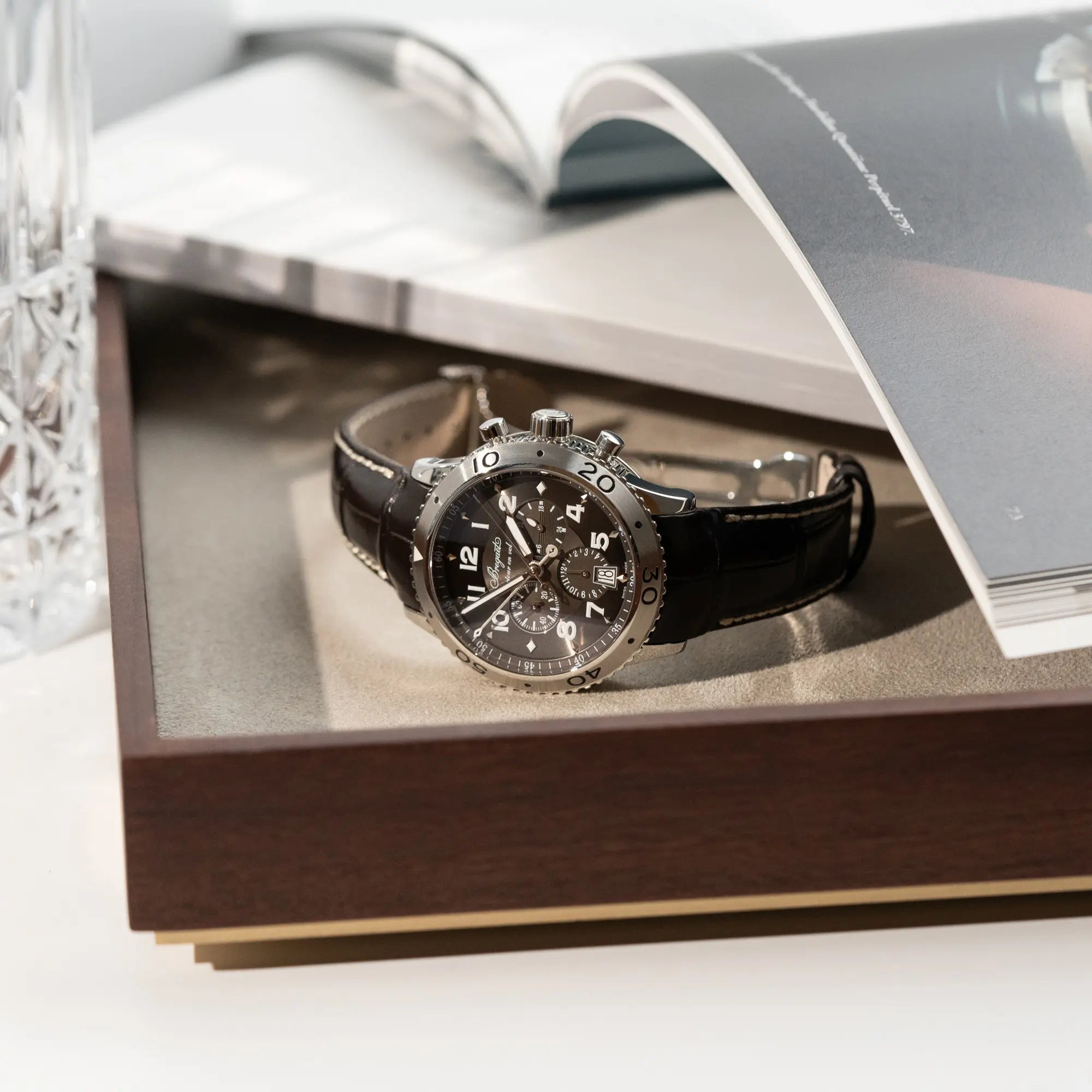 Produktfotografie des Breguet Type XX Flyback Chronographen 3810ST mit braunem Zifferblatt auf Juwelierstablet