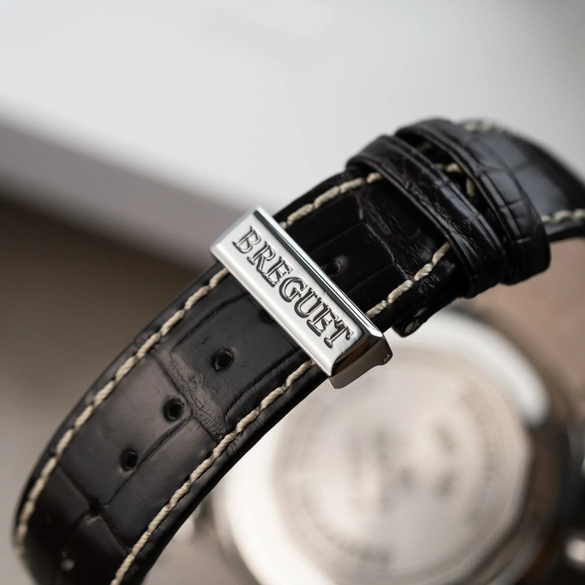 Detailaufnahme der Faltschliesse mit Breguet-Schriftzug am Lederband von dem Breguet Type XX Flyback Chronographen 3810ST mit braunem Zifferblatt
