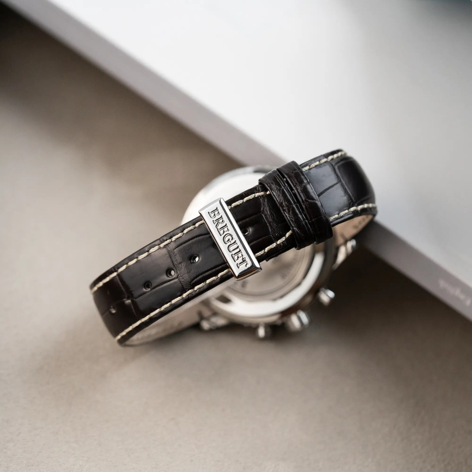 Produktfotografie des Breguet Type XX Flyback Chronographen 3810ST zeigt das Lederband und die Stahl-Schliesse