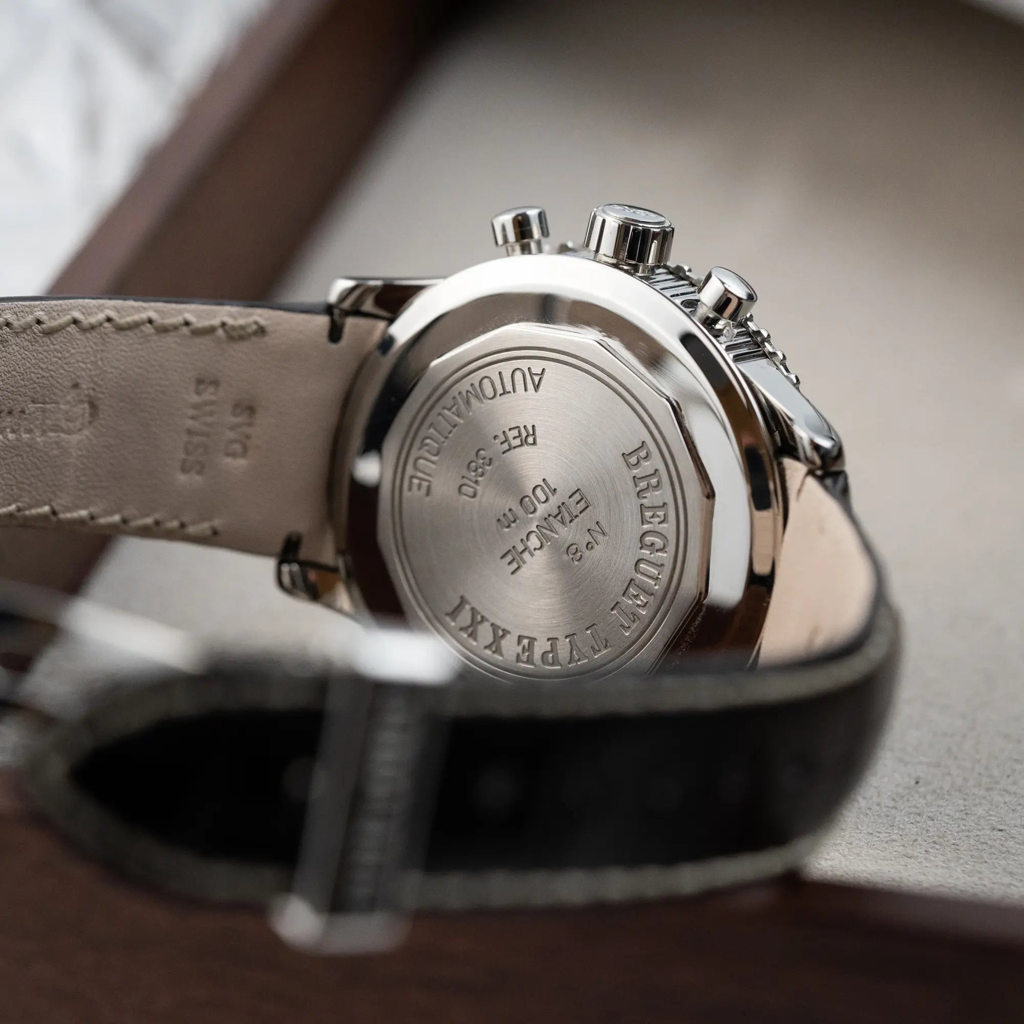 Prouktfotografie des Breguet Type XX Flyback Chronographen 3810ST mit Fokus auf dem Gehäuseboden