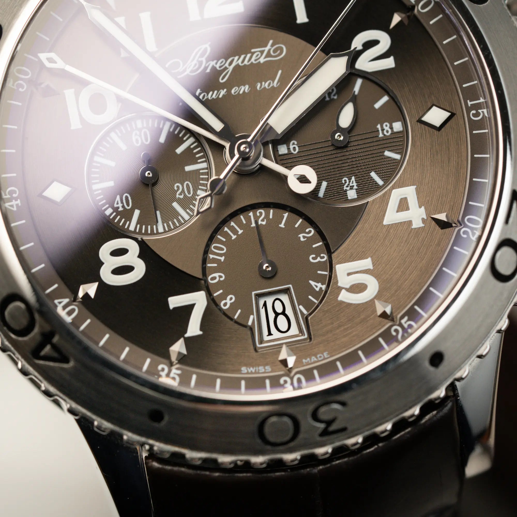 Detailaufnahme des Breguet Type XX Flyback Chronographen 3810ST mit braunem Zifferblatt mit Fokus auf der Datumsanzeige
