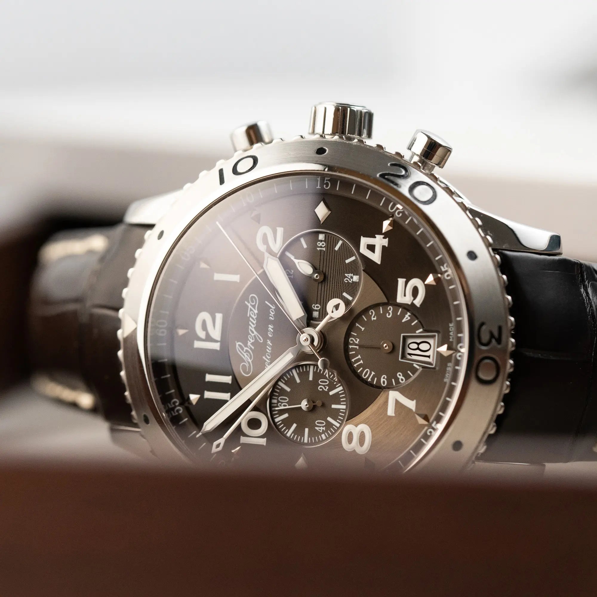 Produktfotografie des seitlich liegenden Breguet Type XX Flyback Chronographen 3810ST mit braunem Zifferblatt
