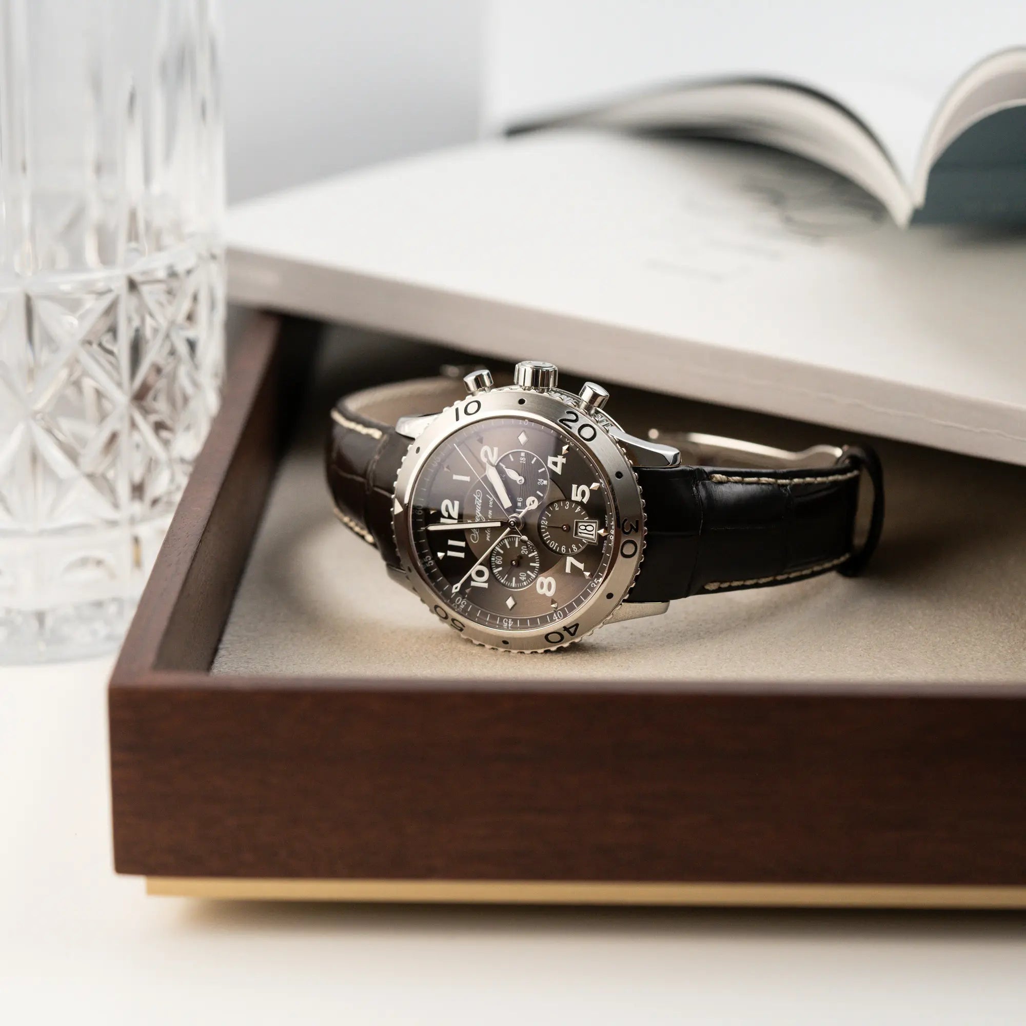 Produktfotografie des Breguet Type XX Flyback Chronographen 3810ST mit braunem Zifferblatt