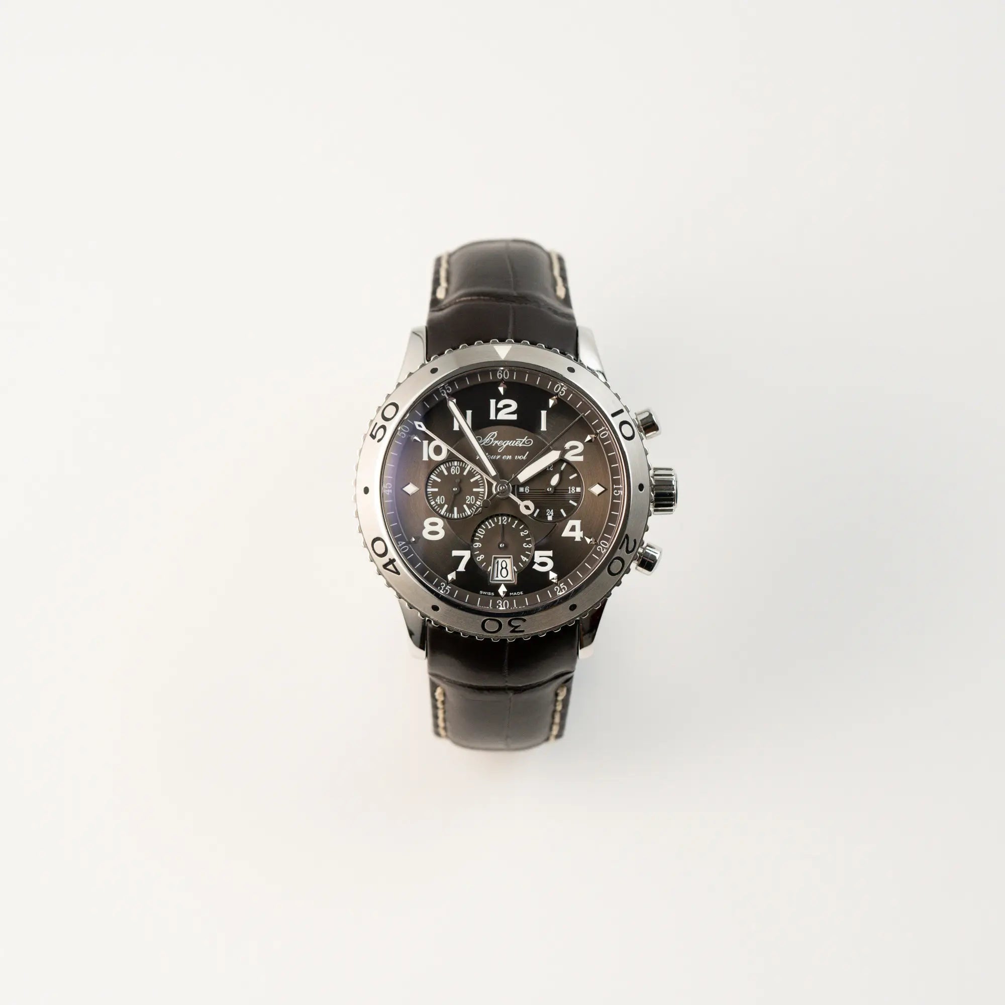 Frontale Ansicht des Breguet Type XX Flyback Chronographen 3810ST mit braunem Zifferblatt