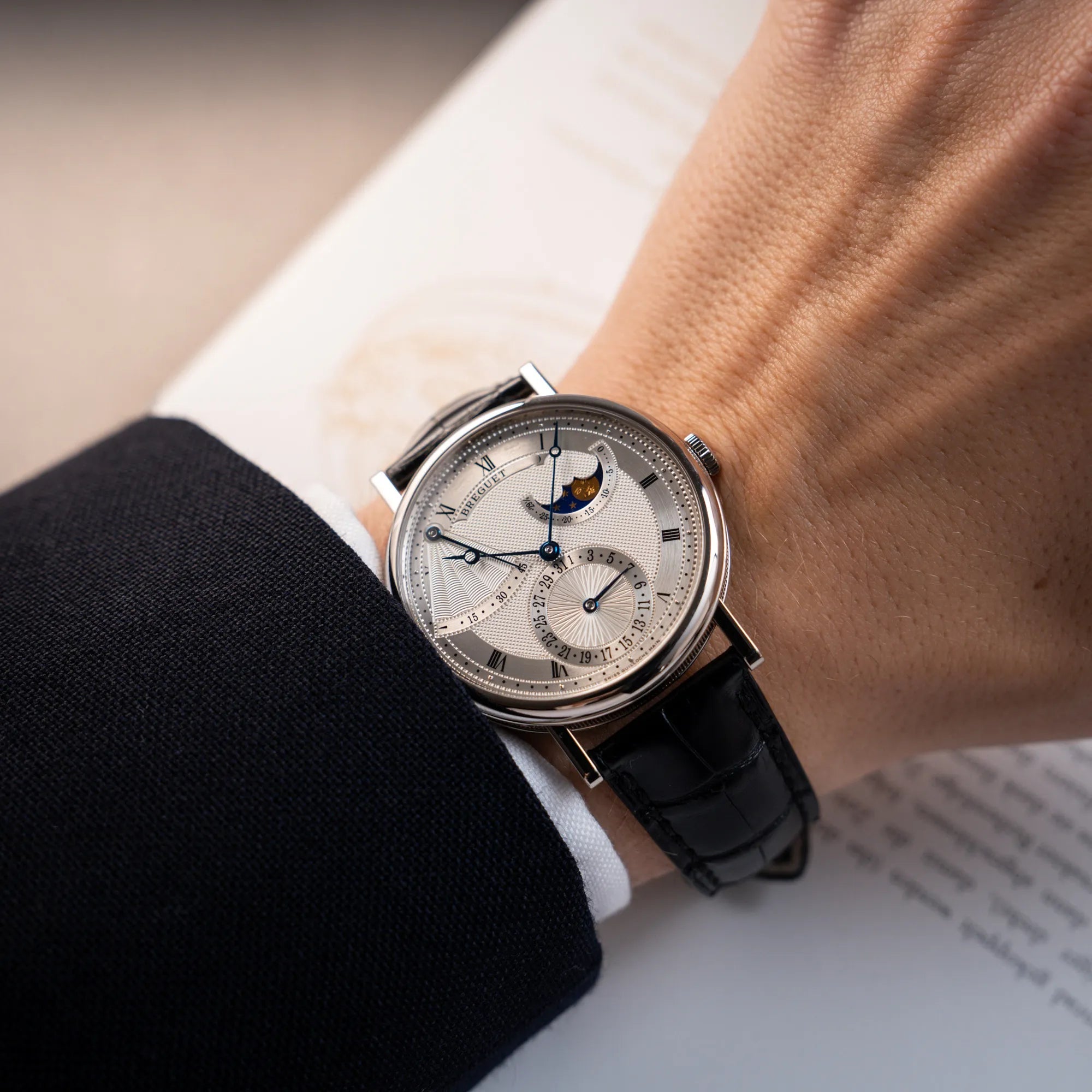 Wristshot mit der Breguet Classique Moonphase der Referenz 7137 in Weissgold mit 3-fach guillochiertem Zifferblatt und Mondphase-Anzeige am Handgelenk