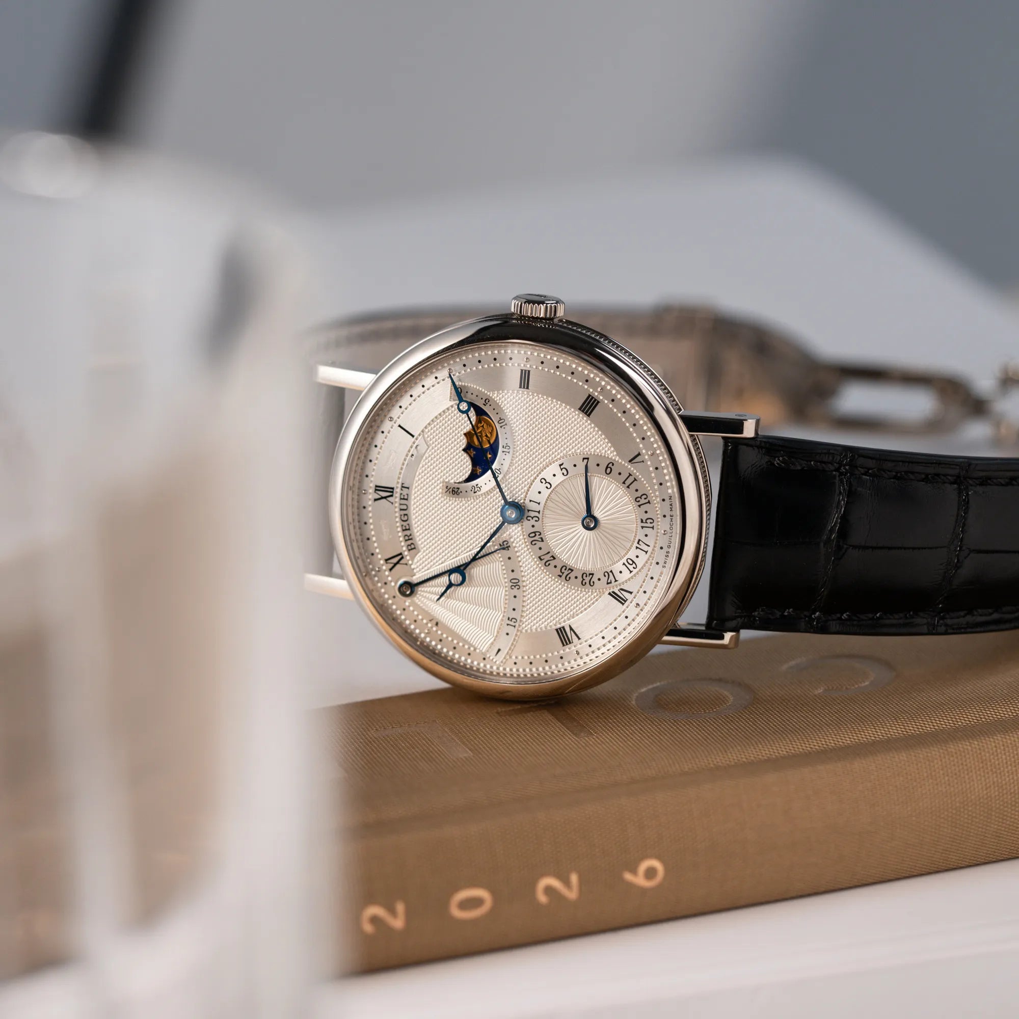 Produktfotografie der Breguet Classique Moonphase der Referenz 7137 in Weissgold mit 3-fach guillochiertem Zifferblatt und Mondphase-Anzeige
